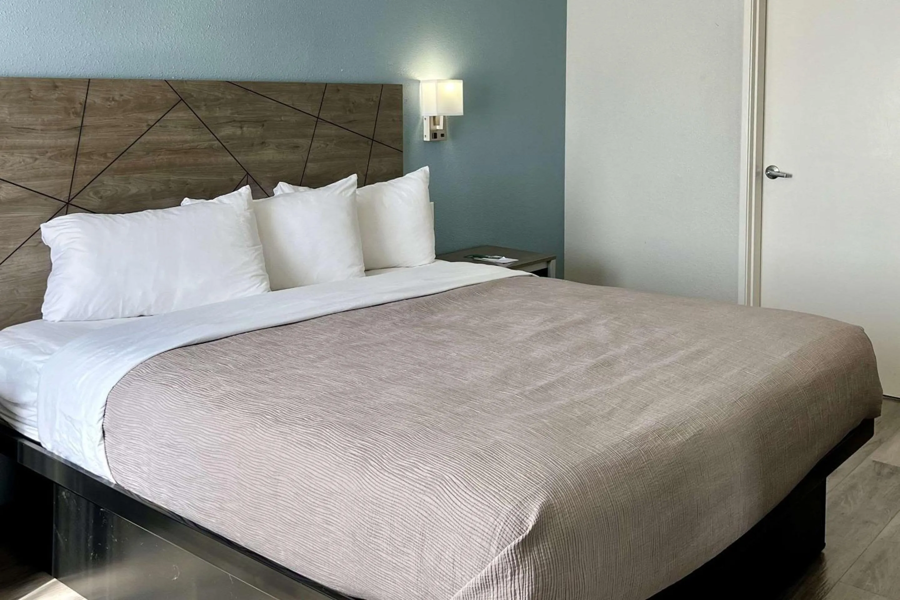 Bedroom, Bed in Quality Inn Tracy I-205