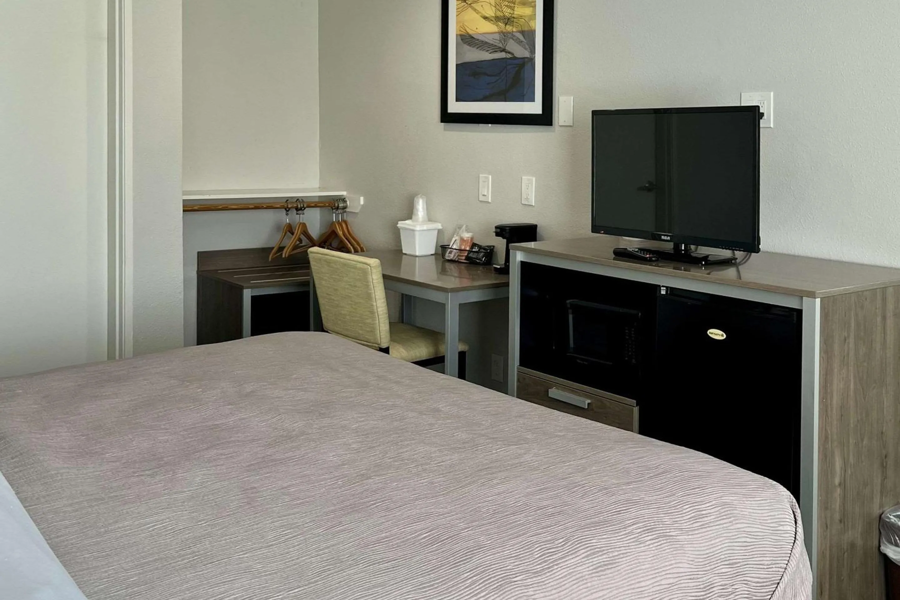 Bedroom, Bed in Quality Inn Tracy I-205