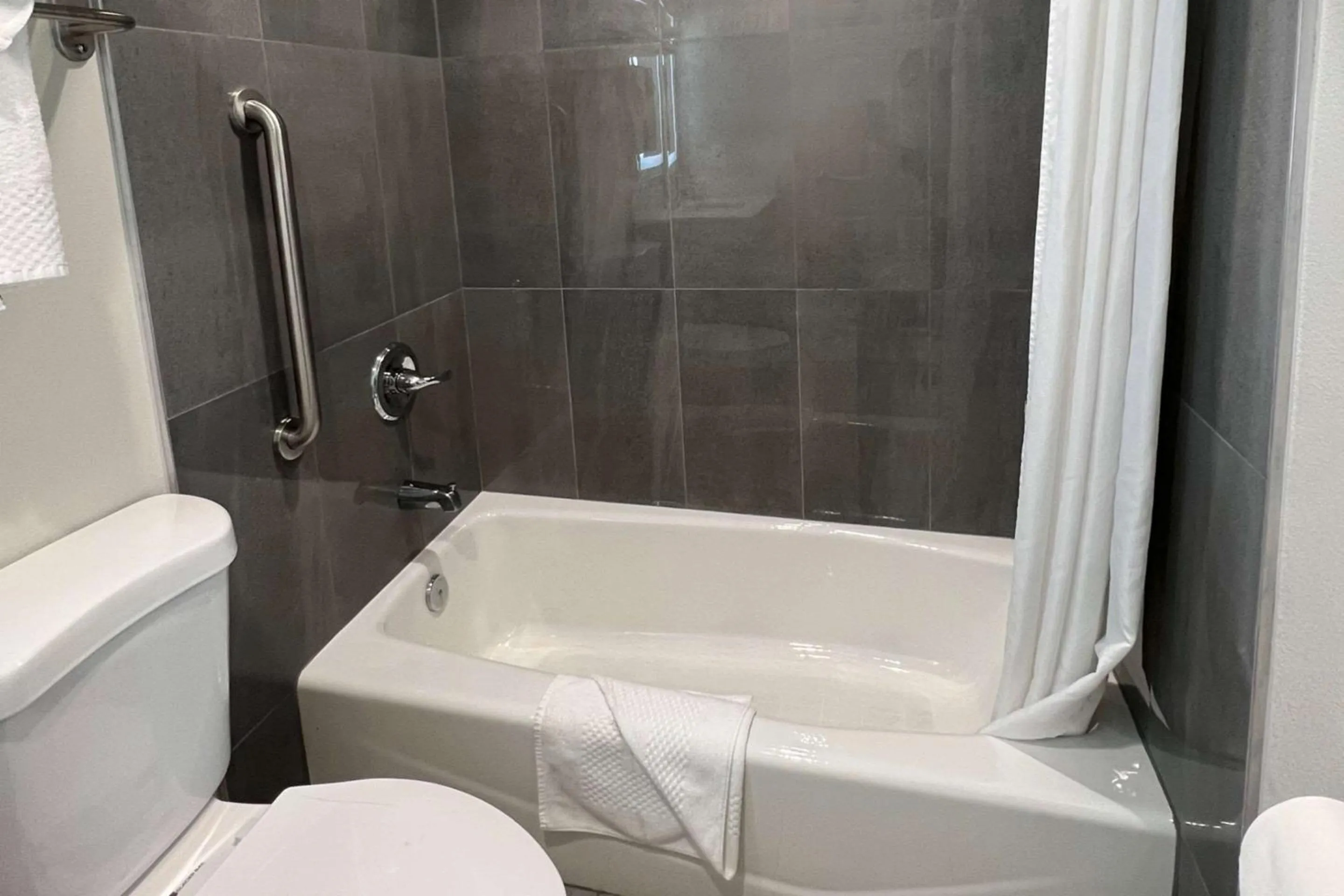 Bedroom in Quality Inn Tracy I-205