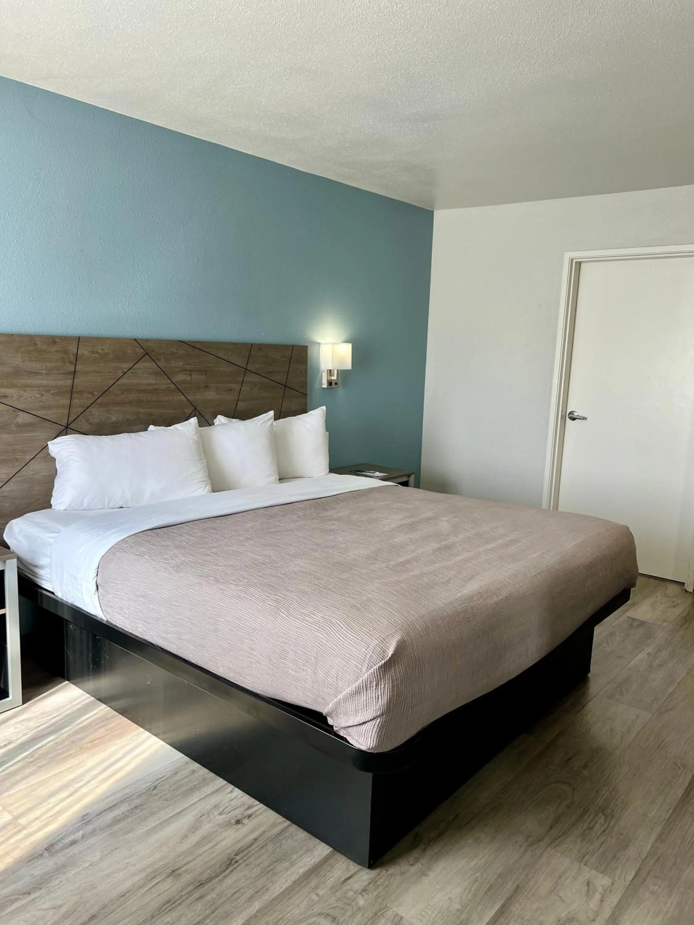 Bed in Quality Inn Tracy I-205