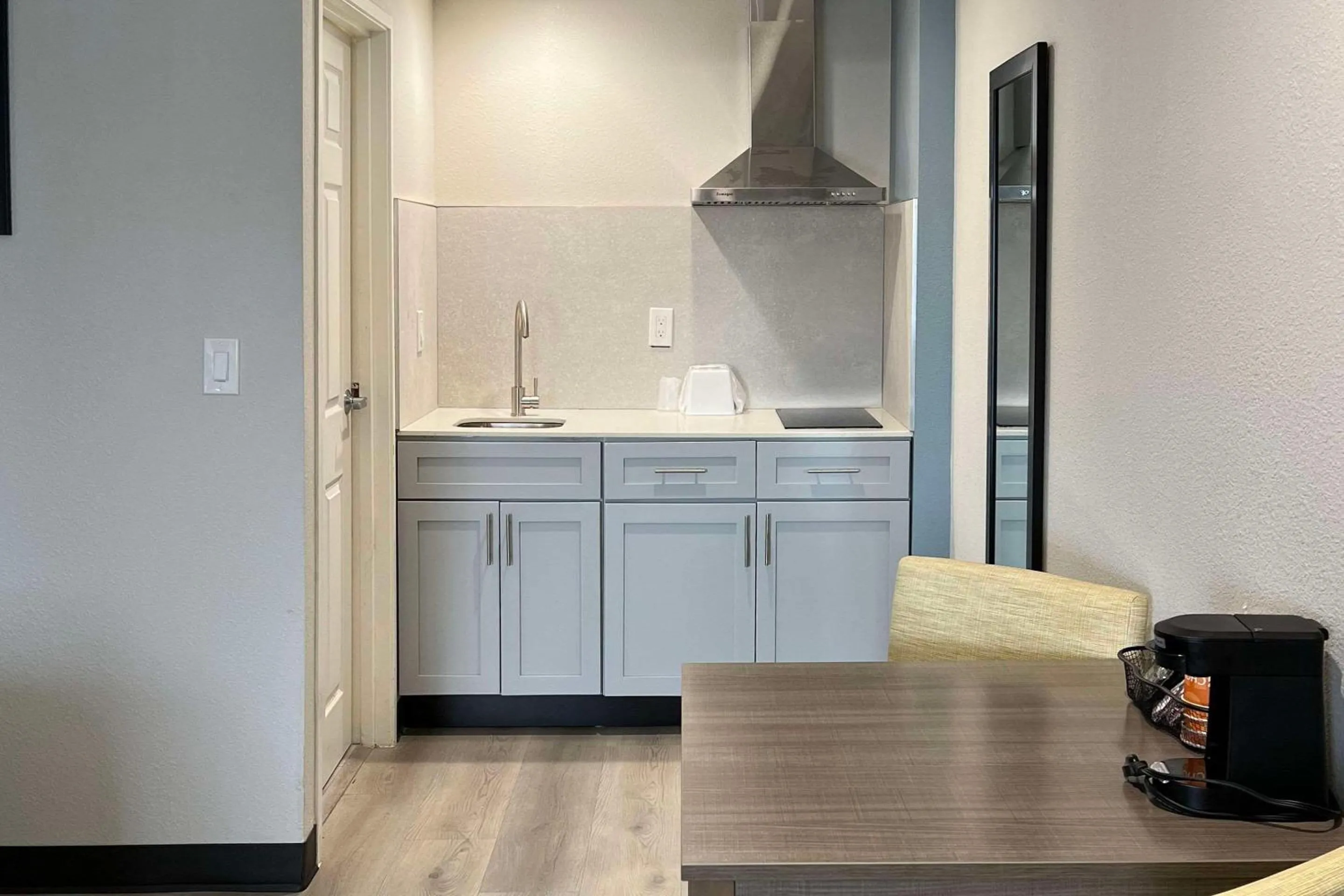 Bedroom in Quality Inn Tracy I-205