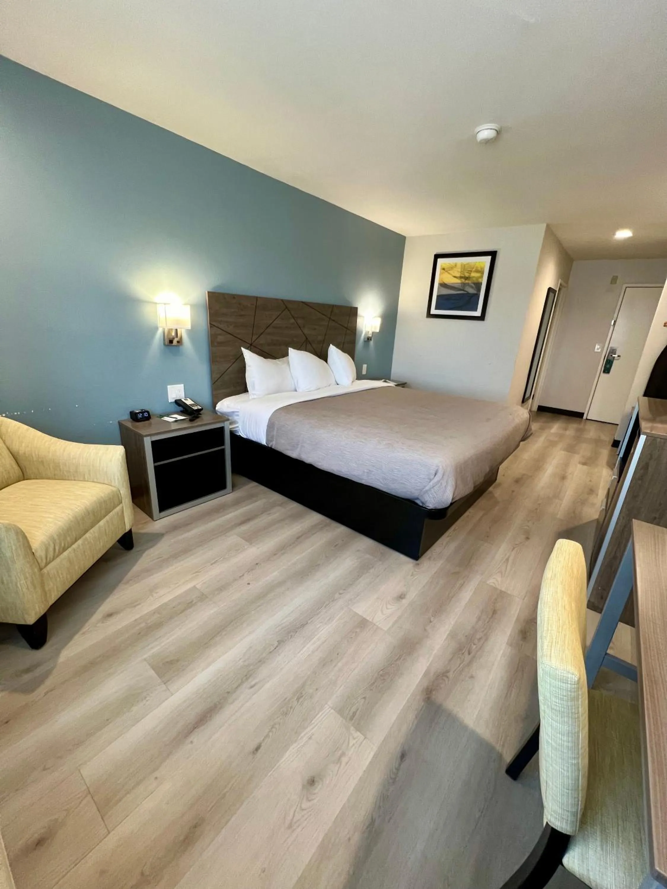 Seating area, Bed in Quality Inn Tracy I-205