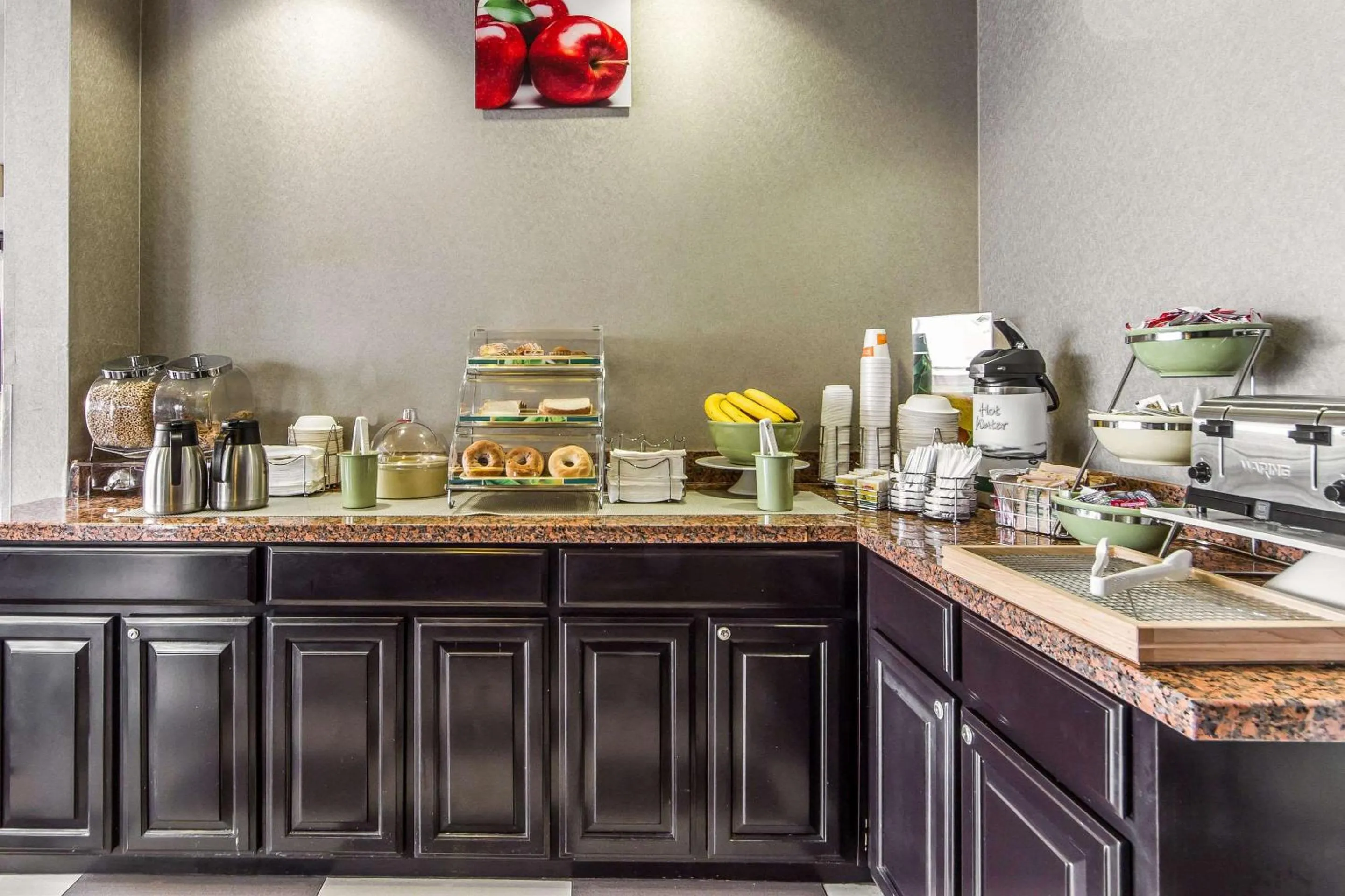 Restaurant/places to eat in Quality Inn