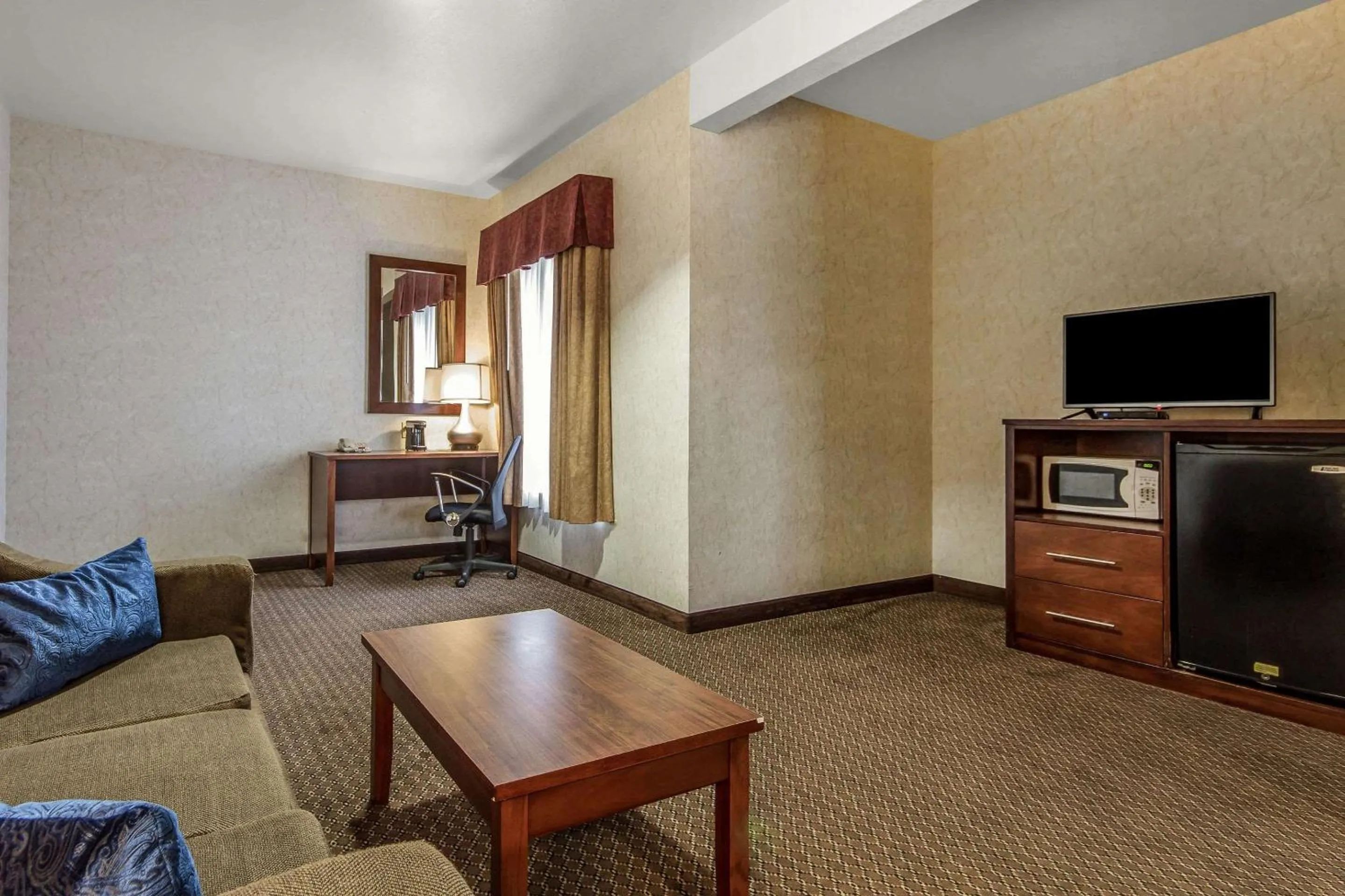 Photo of the whole room in Quality Inn
