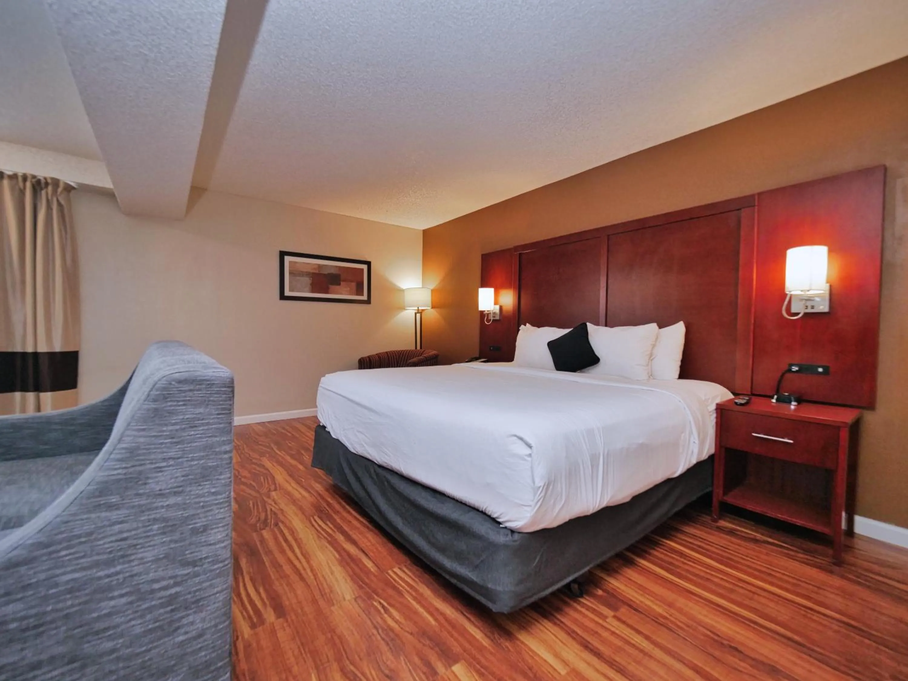 Bed in Red Lion Inn & Suites Auburn