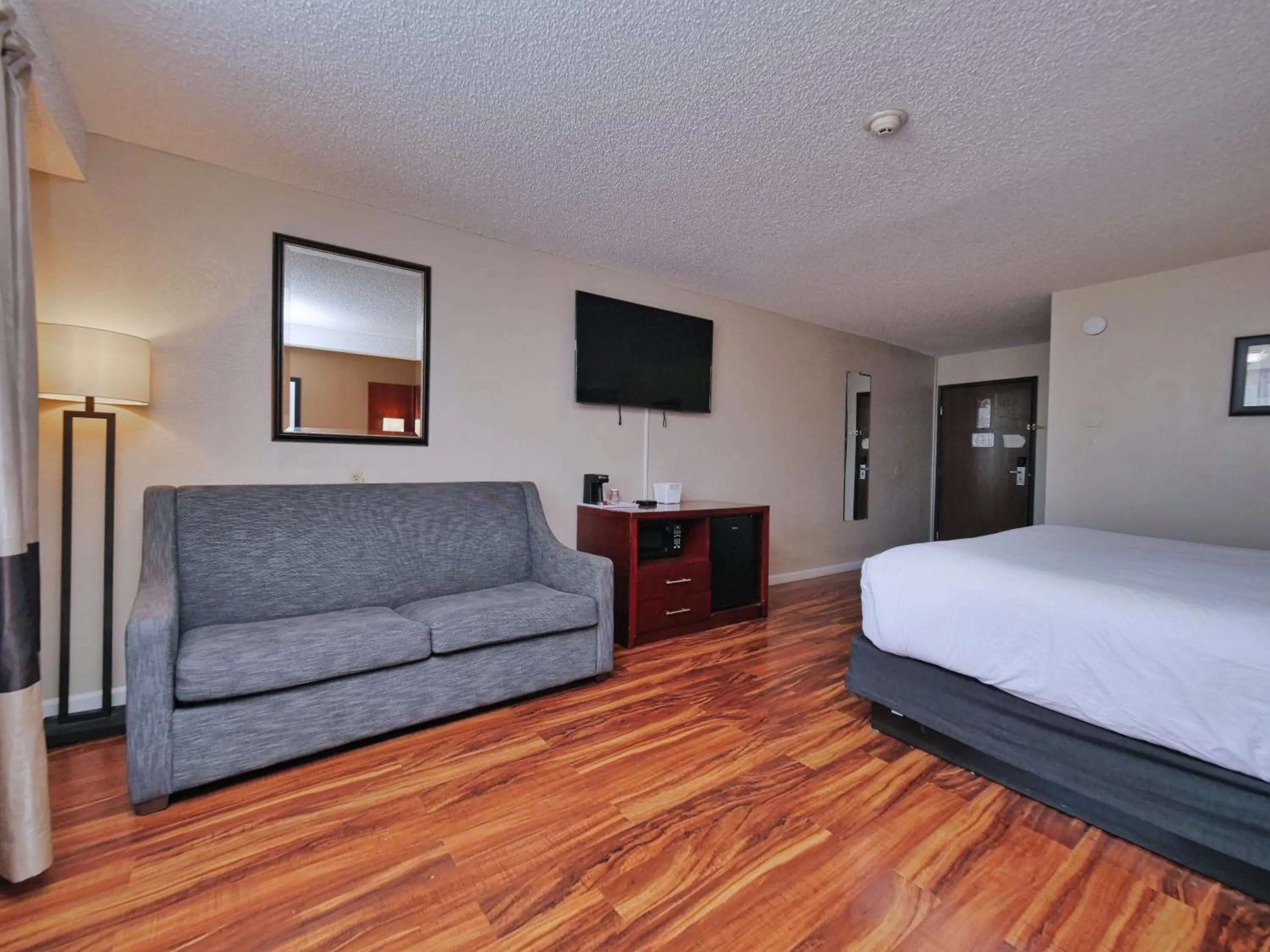 Bed in Red Lion Inn & Suites Auburn