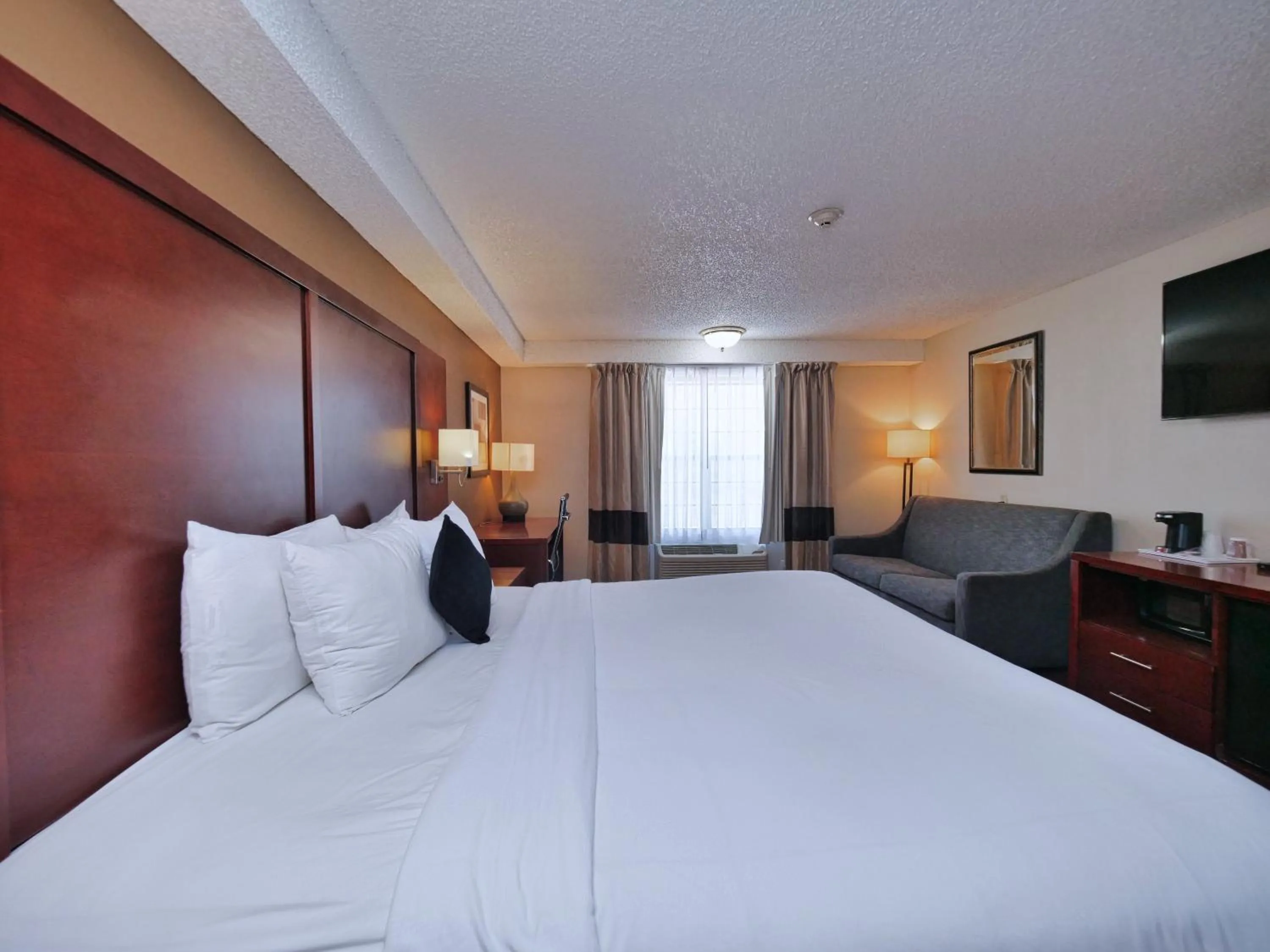 Bed in Red Lion Inn & Suites Auburn