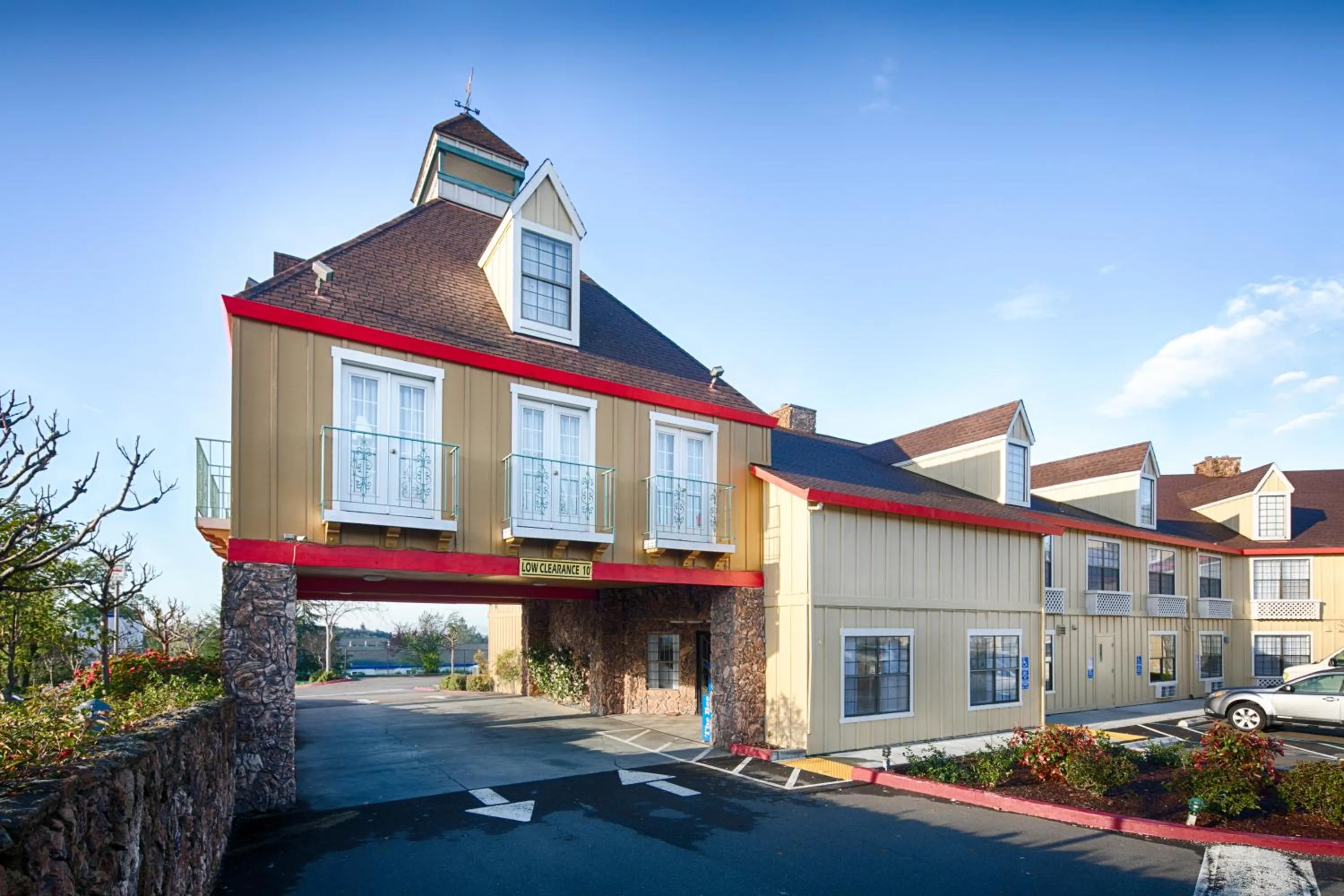 Facade/entrance in Red Lion Inn & Suites Auburn