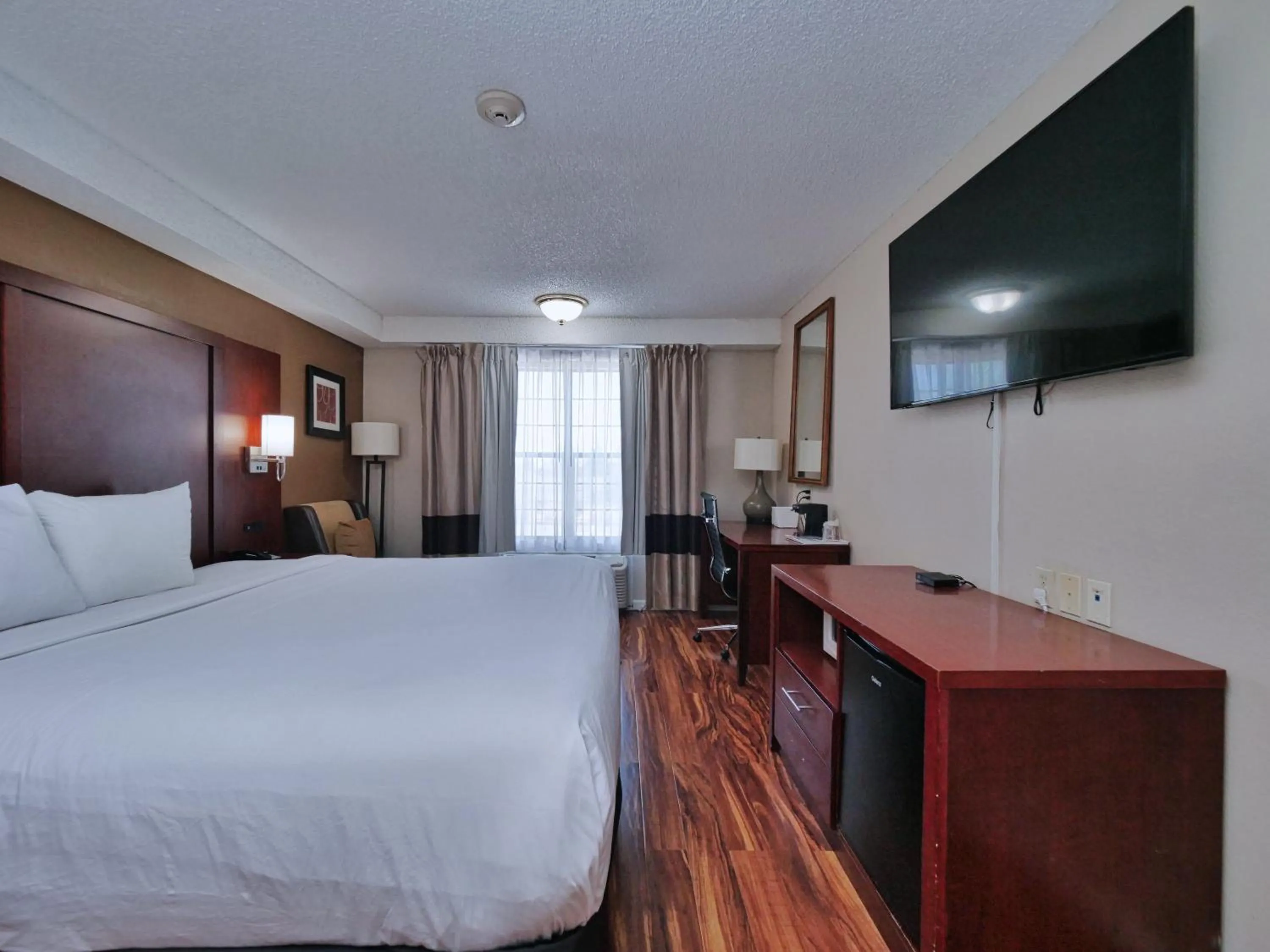 Bed in Red Lion Inn & Suites Auburn