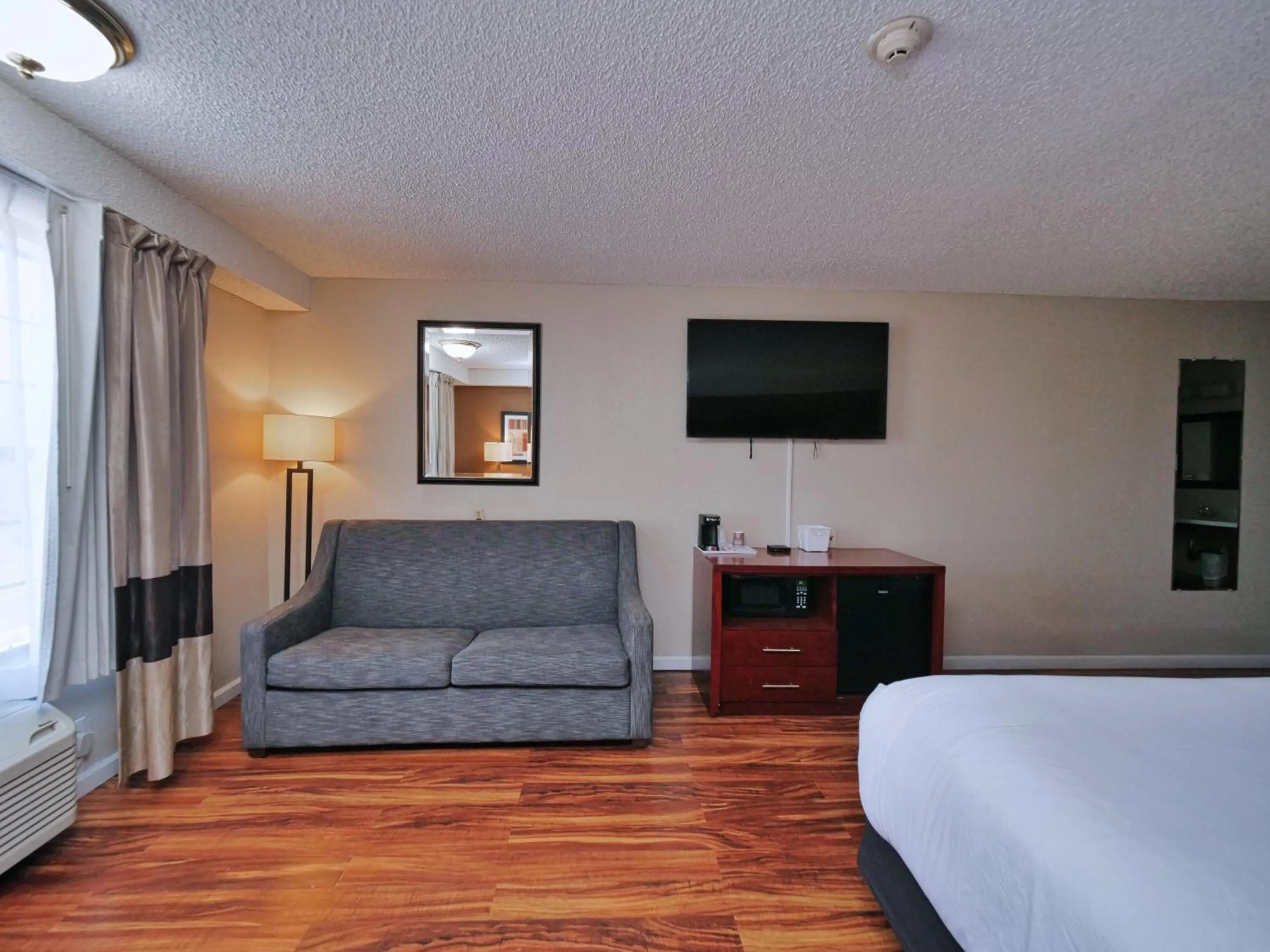 Bed in Red Lion Inn & Suites Auburn