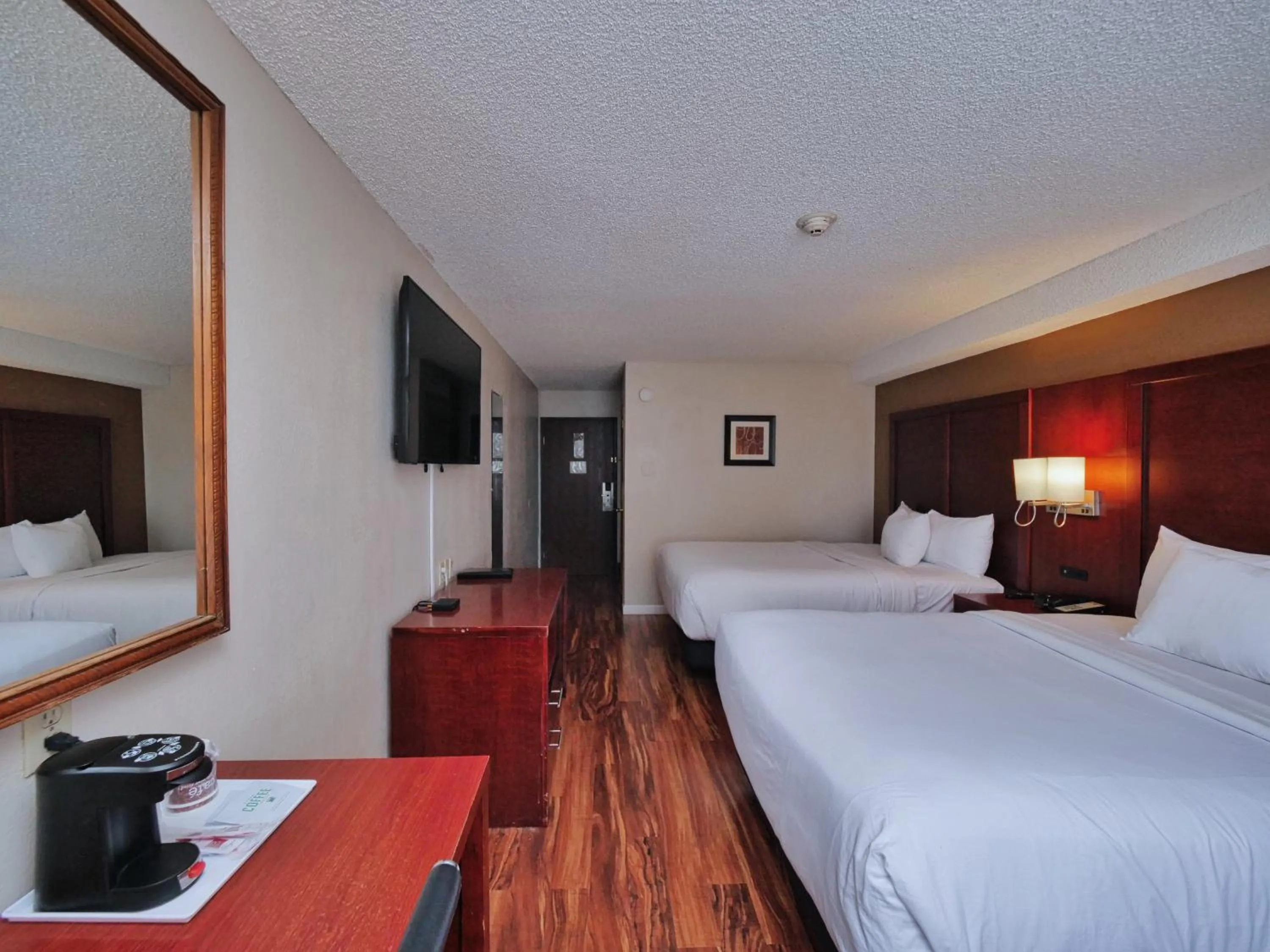 Bed in Red Lion Inn & Suites Auburn