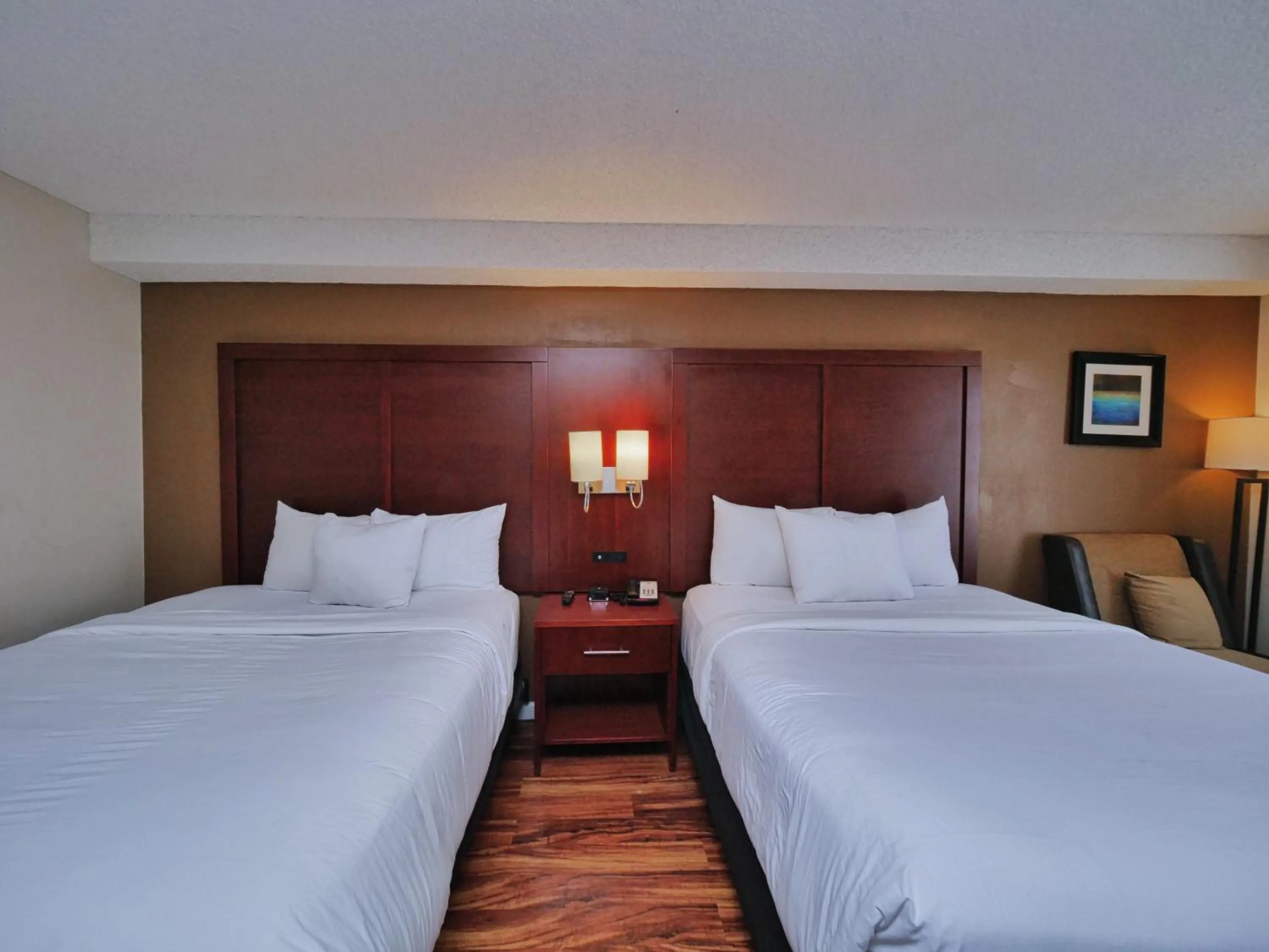 Bed in Red Lion Inn & Suites Auburn