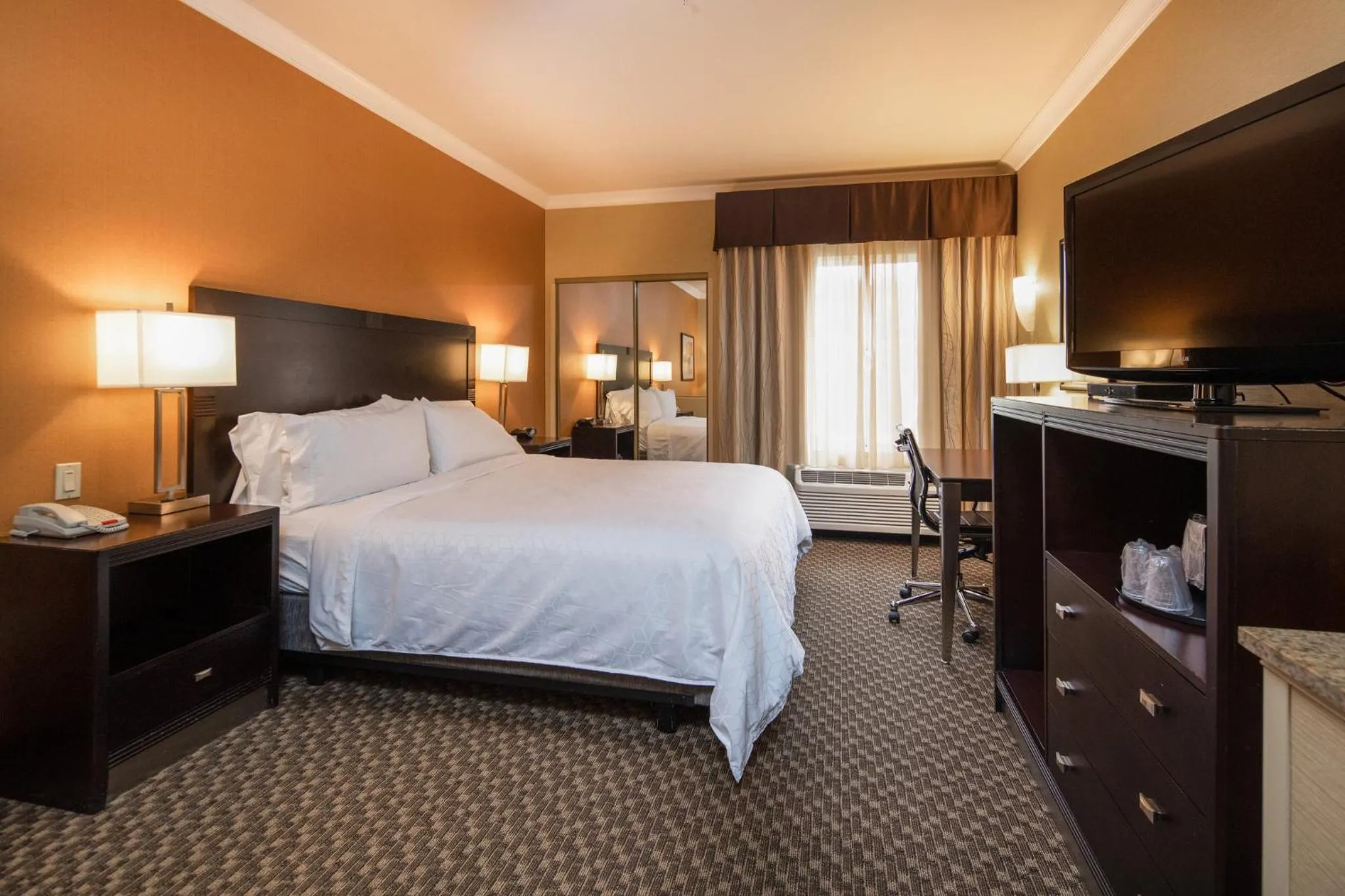 Photo of the whole room, Bed in Holiday Inn Express Castro Valley - I-580 by IHG