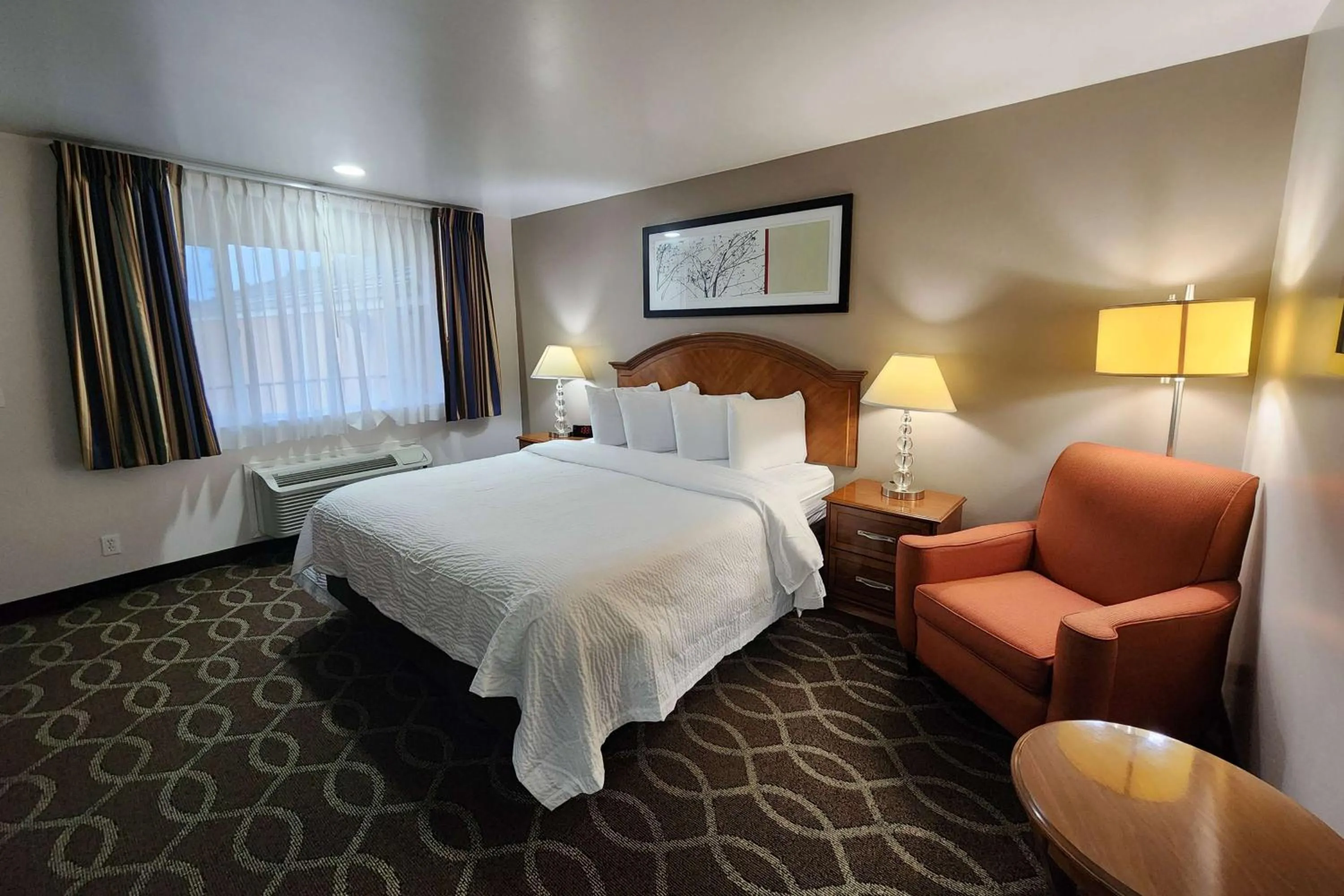 Photo of the whole room, Bed in Ramada Bayside Inn & Suites Eureka