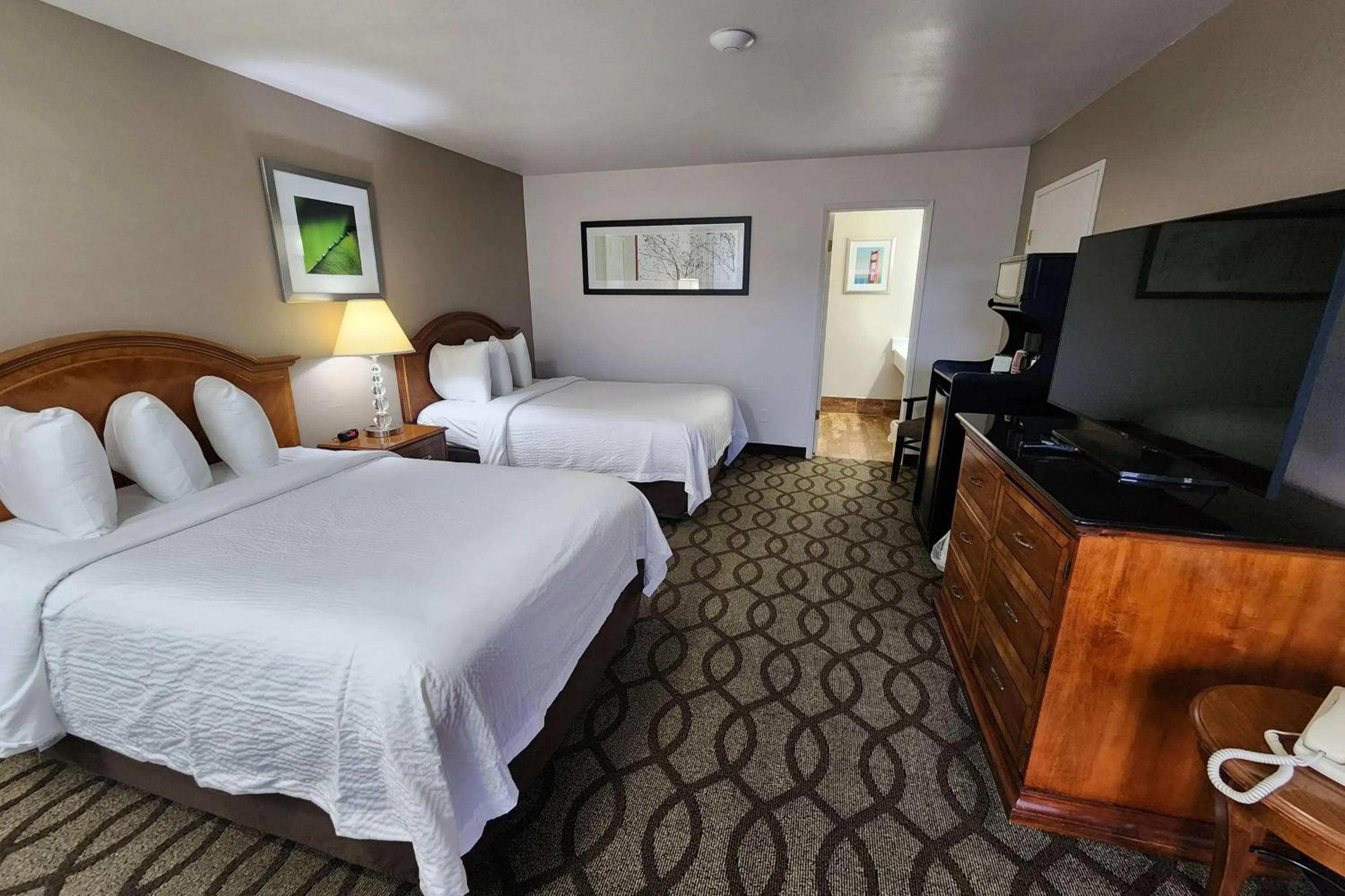 Photo of the whole room, Bed in Ramada Bayside Inn & Suites Eureka