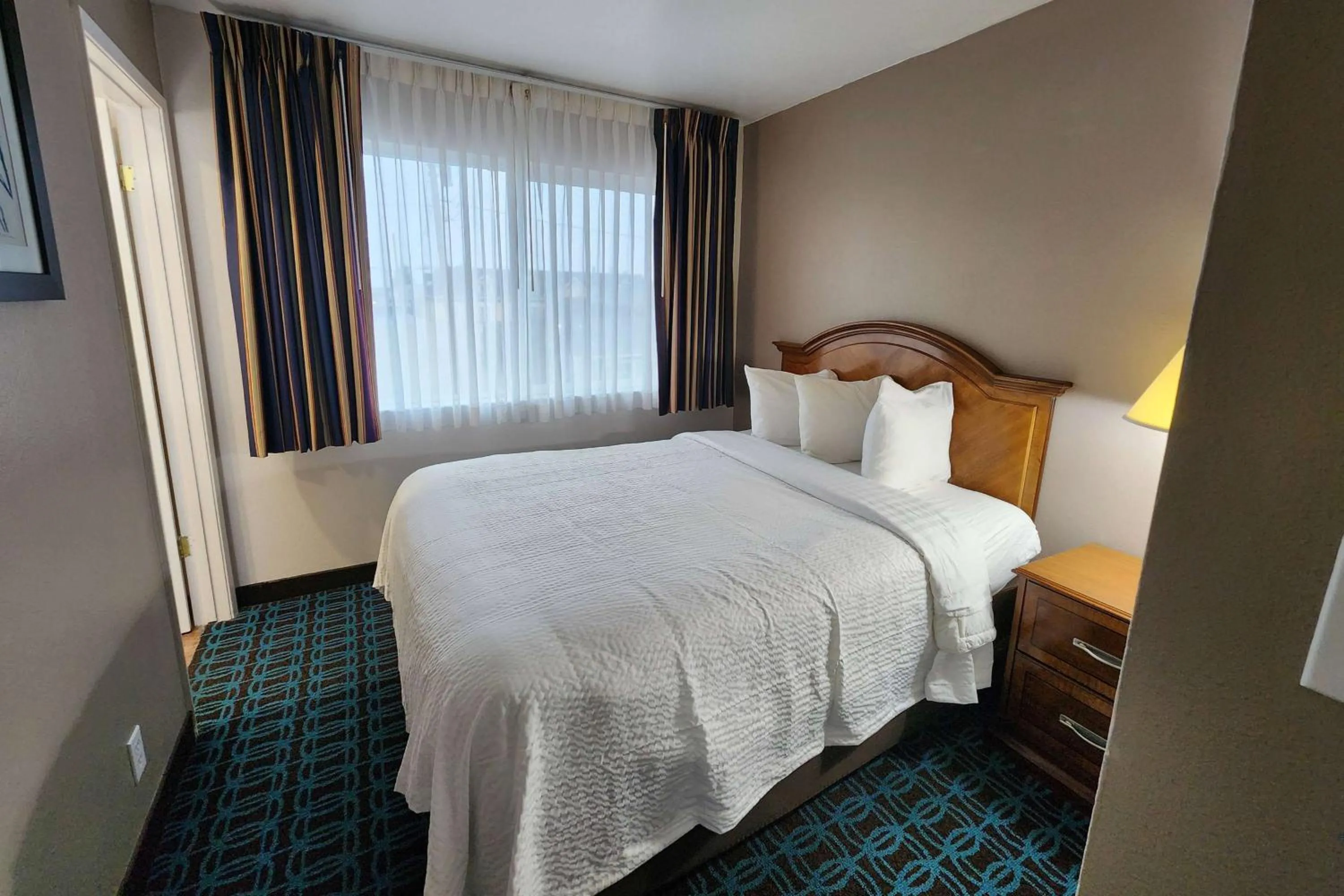 Photo of the whole room, Bed in Ramada Bayside Inn & Suites Eureka