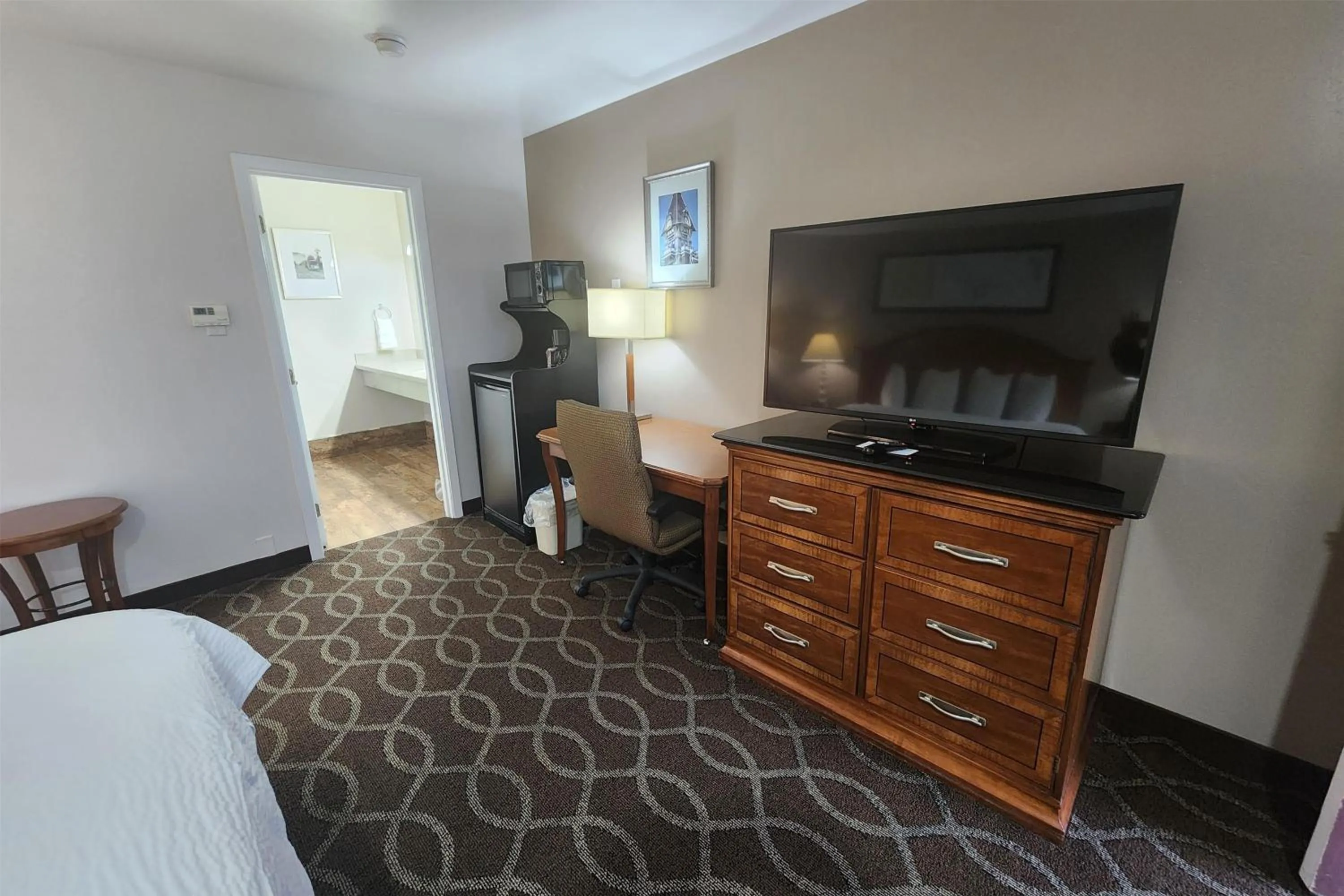 Photo of the whole room, Bed in Ramada Bayside Inn & Suites Eureka