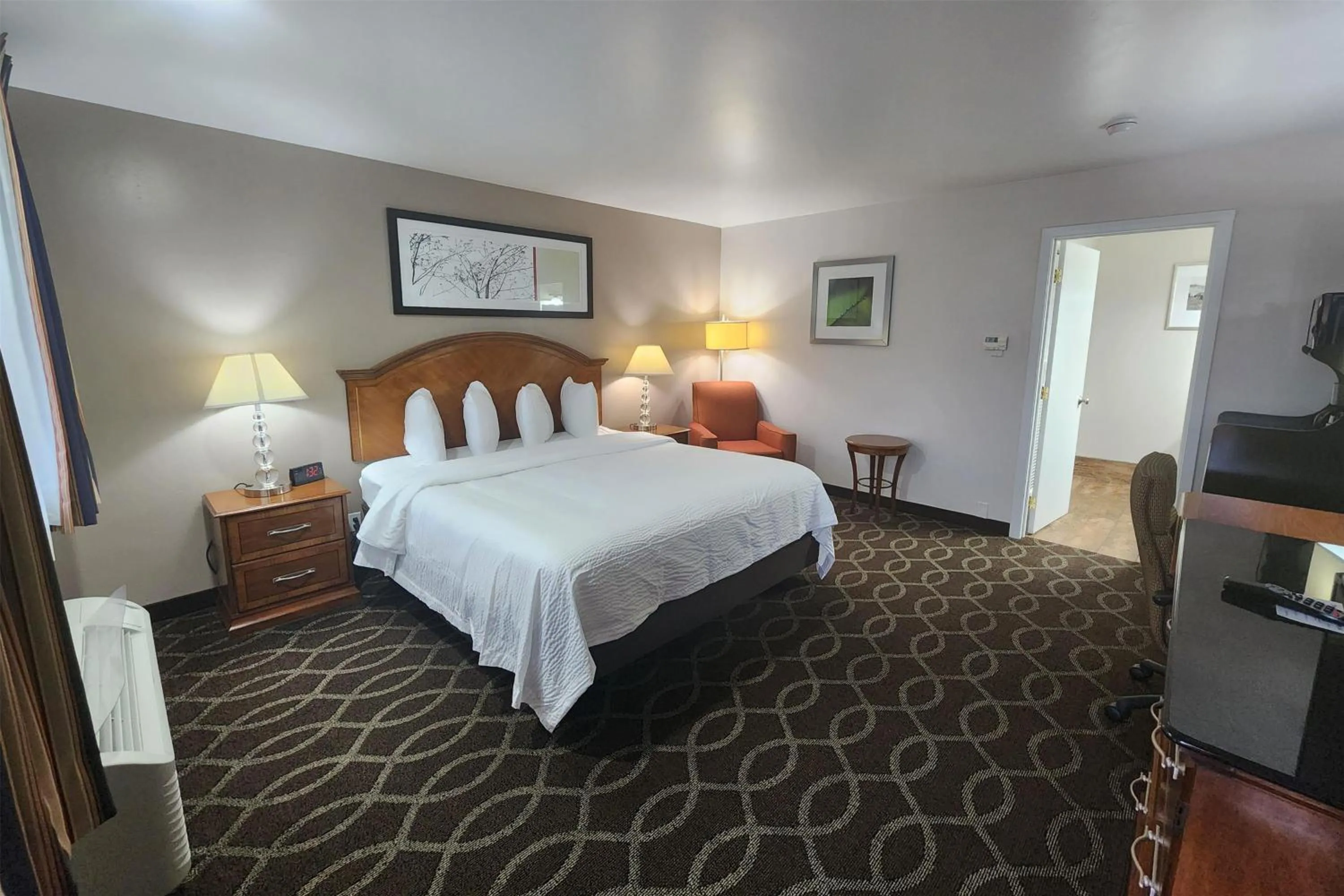 Photo of the whole room, Bed in Ramada Bayside Inn & Suites Eureka