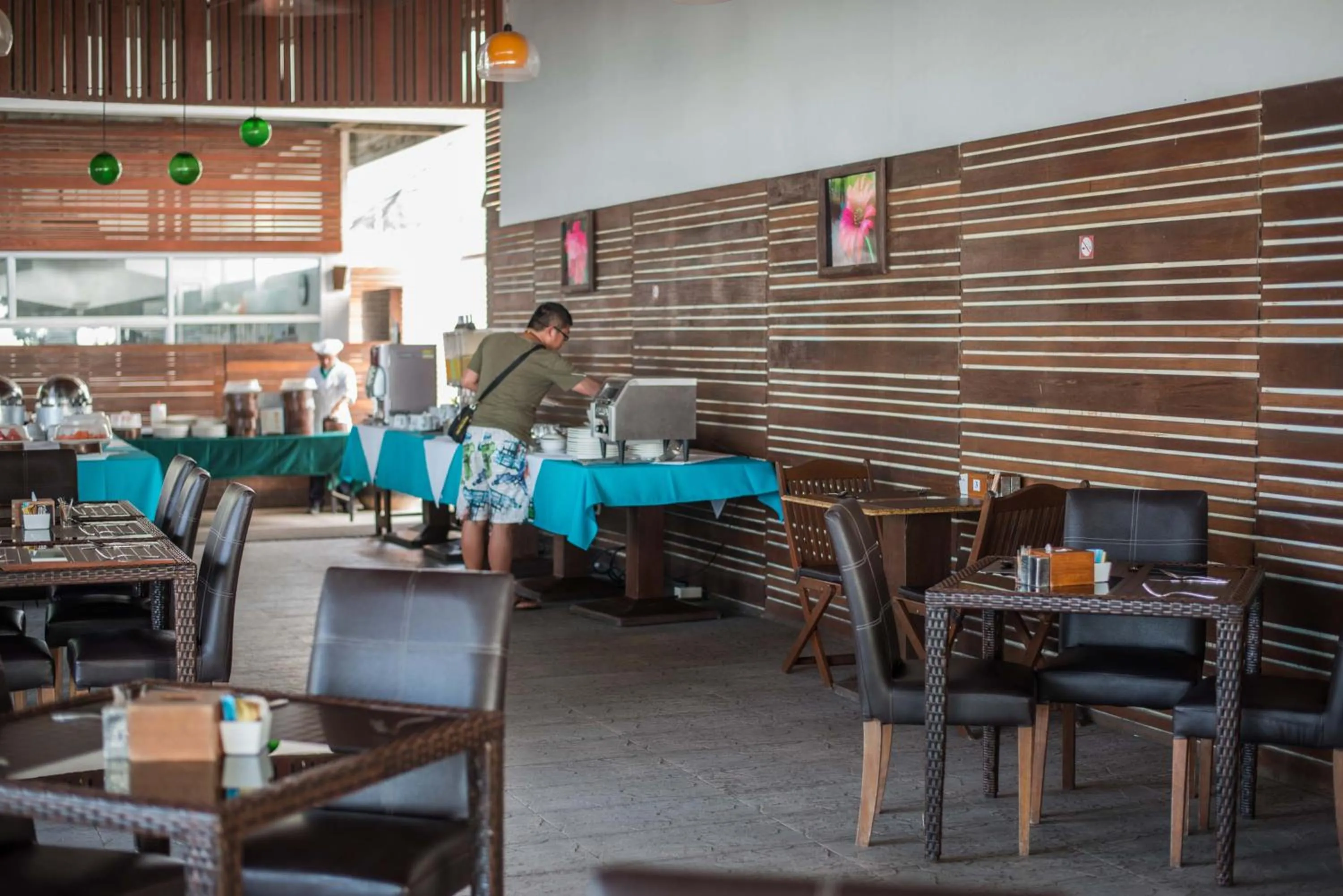 Restaurant/places to eat in The Hive Hotel