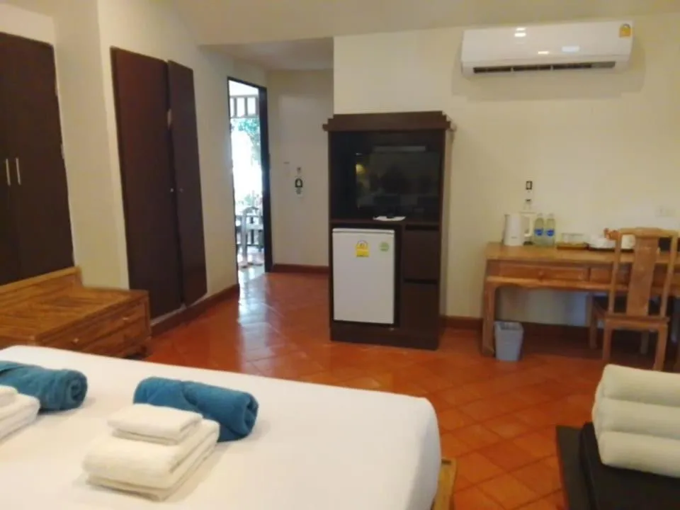 Patio, Bed in The Hive Hotel