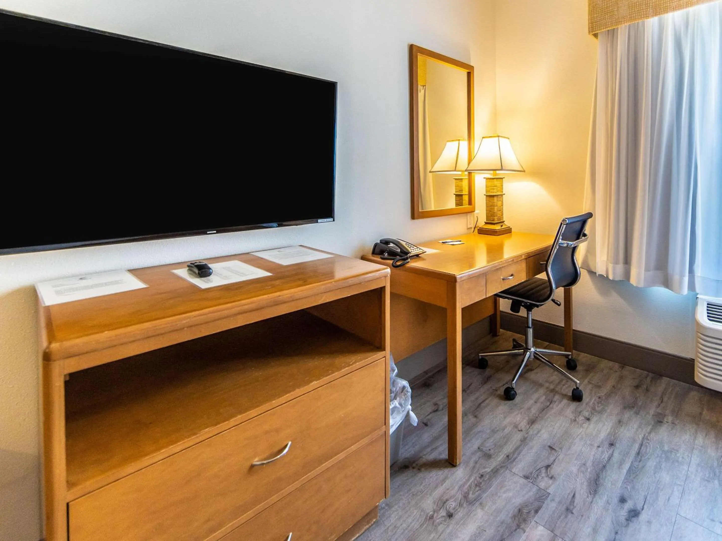 Bedroom, Bed in The Hanford Hotel