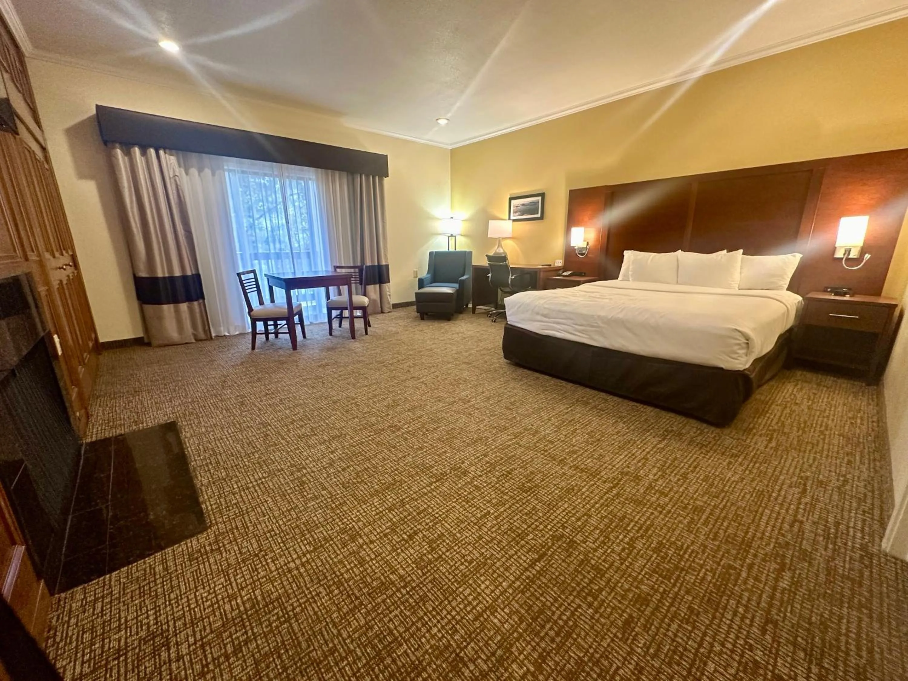 Bed in Comfort Inn Monterey Peninsula Airport