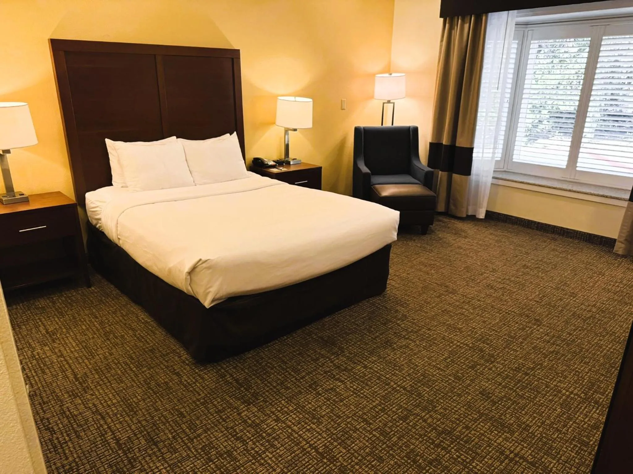 Bed in Comfort Inn Monterey Peninsula Airport