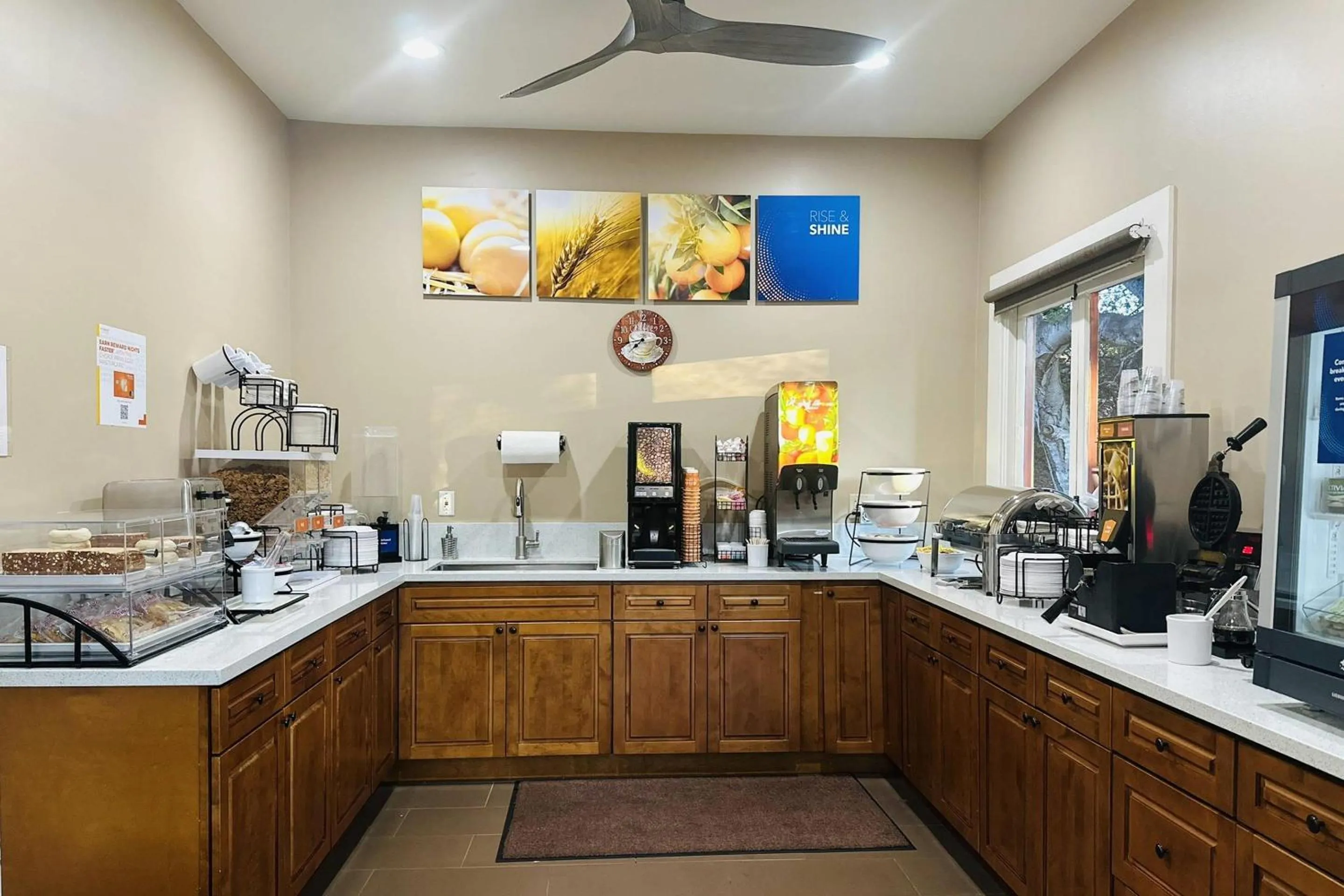 Breakfast in Comfort Inn Monterey Peninsula Airport