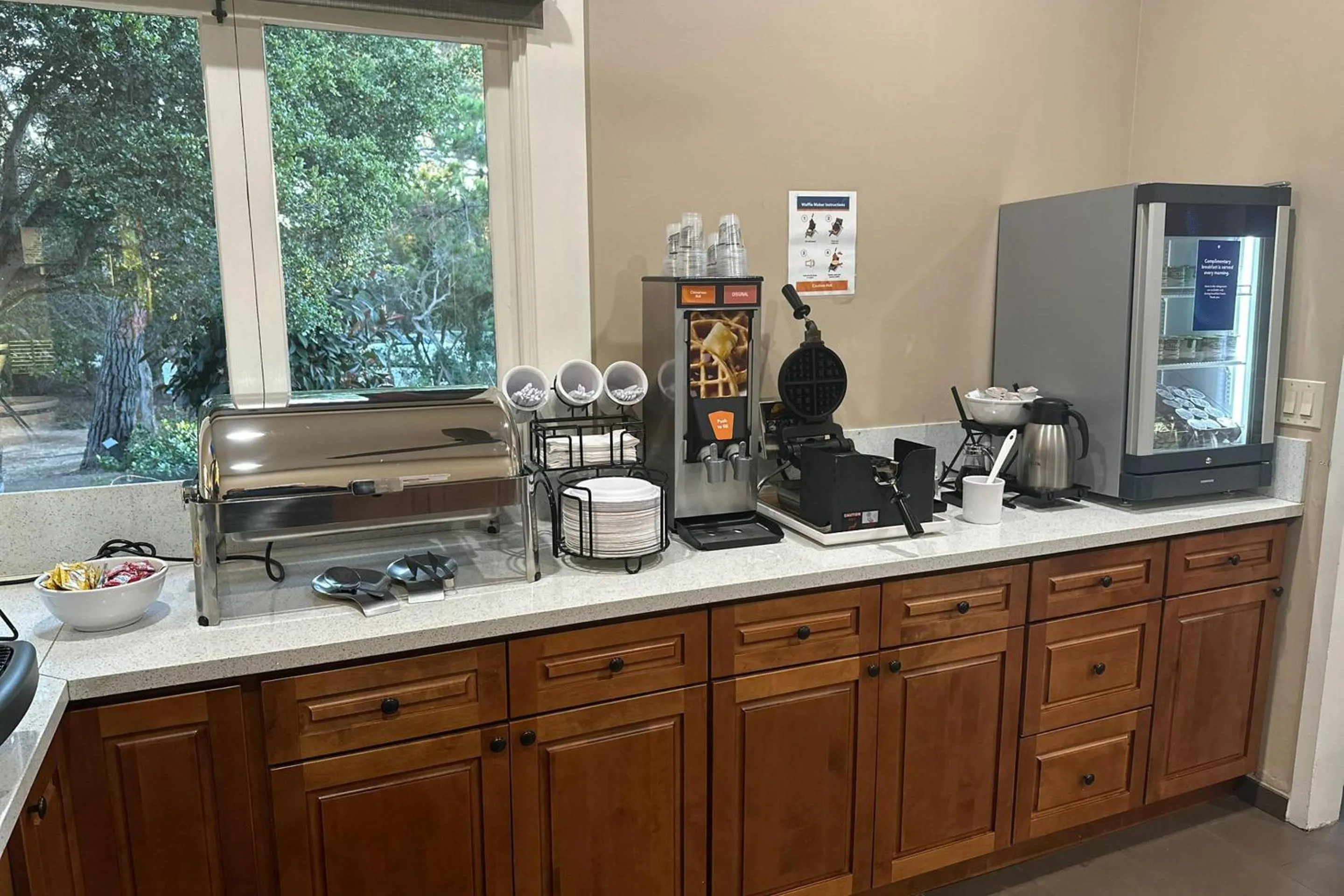 Breakfast in Comfort Inn Monterey Peninsula Airport