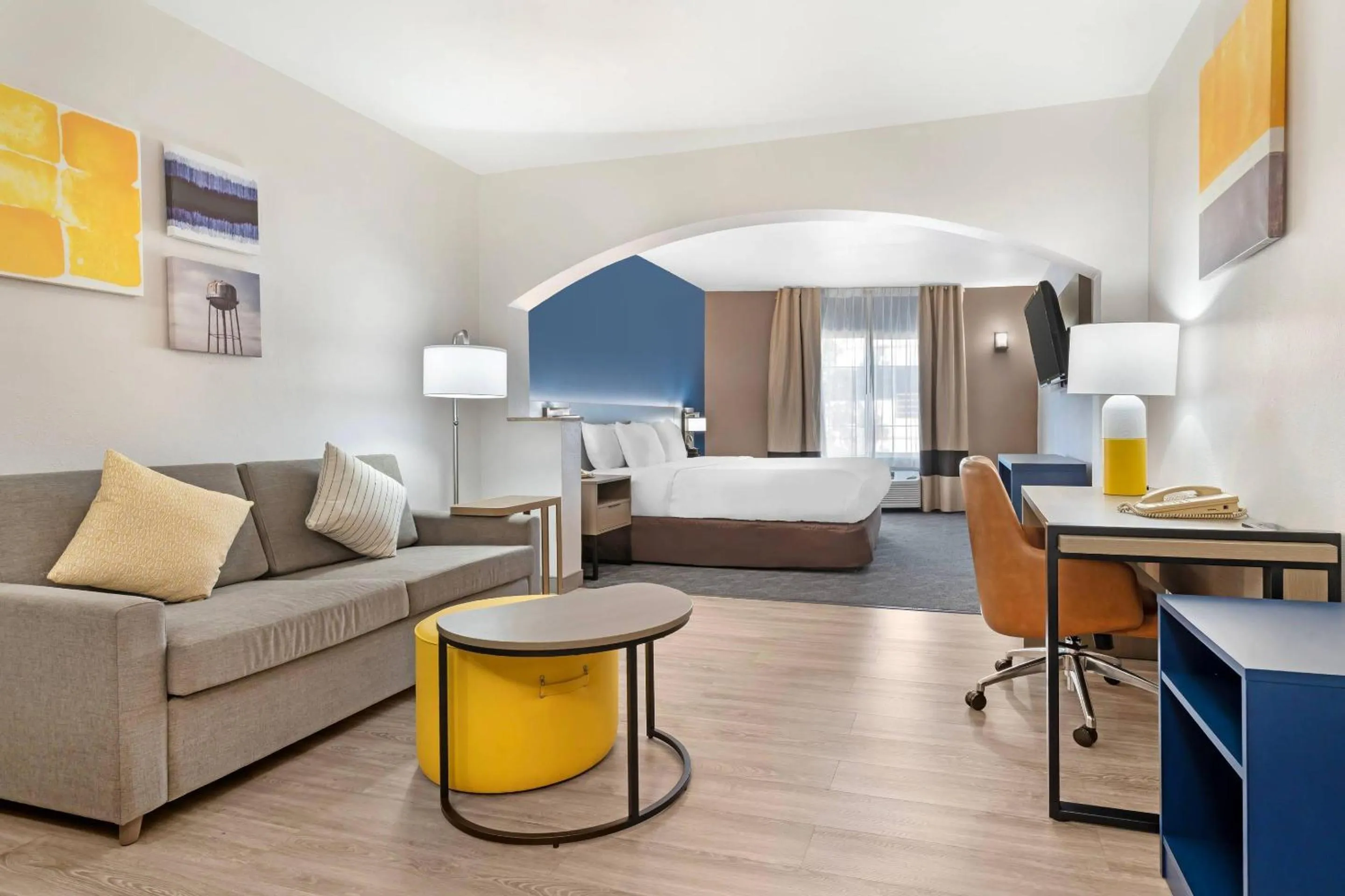 Bedroom in Comfort Inn & Suites Sacramento - University Area