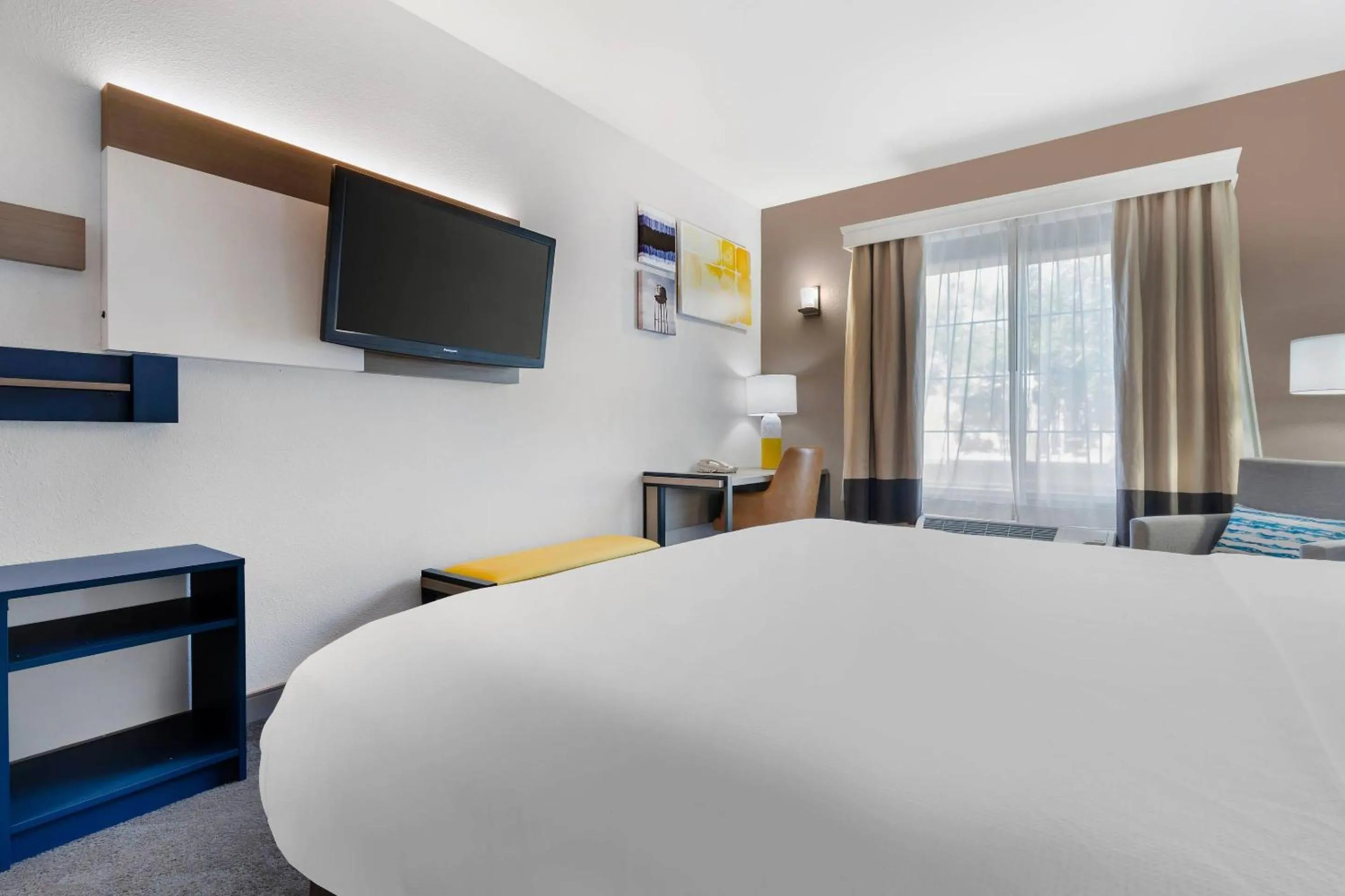 Bedroom, Bed in Comfort Inn & Suites Sacramento - University Area