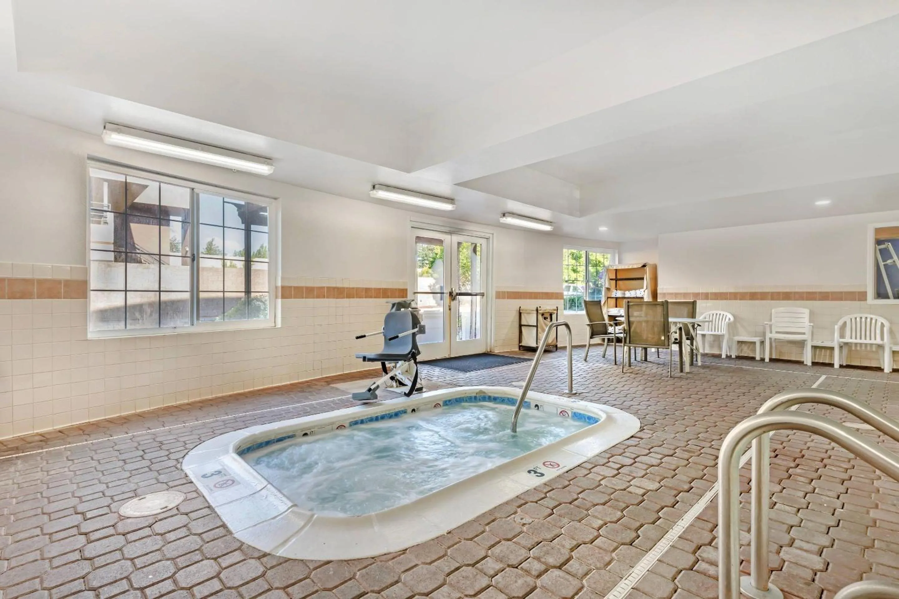 Swimming pool in Comfort Inn & Suites Sacramento - University Area