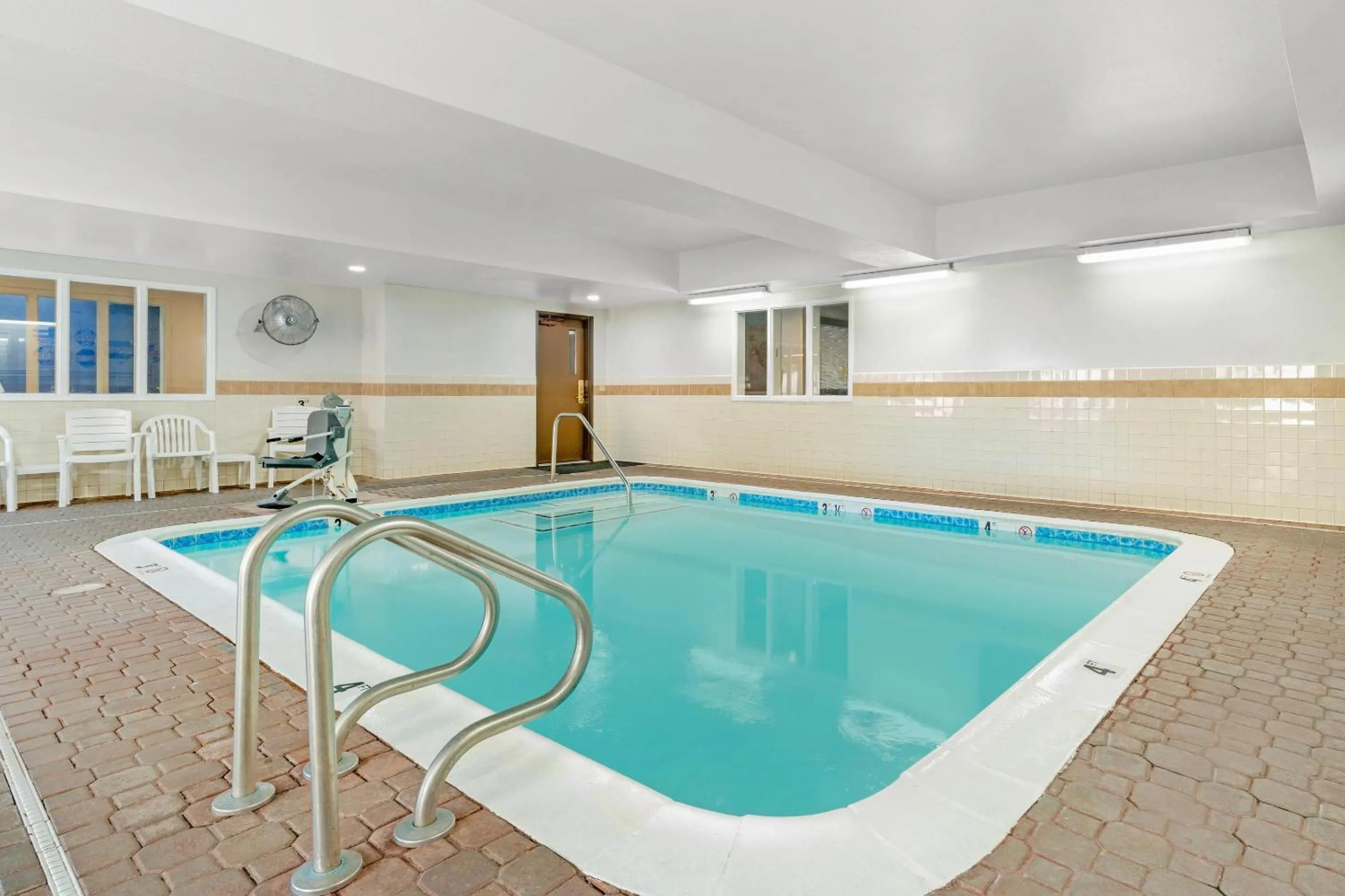 Swimming pool in Comfort Inn & Suites Sacramento - University Area
