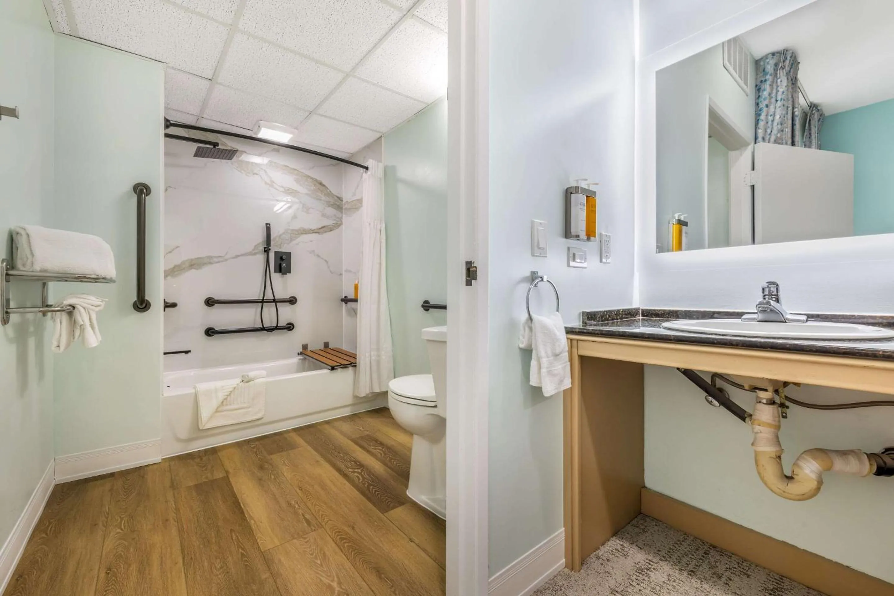 Bedroom, Bed in Quality Suites Downtown San Luis Obispo