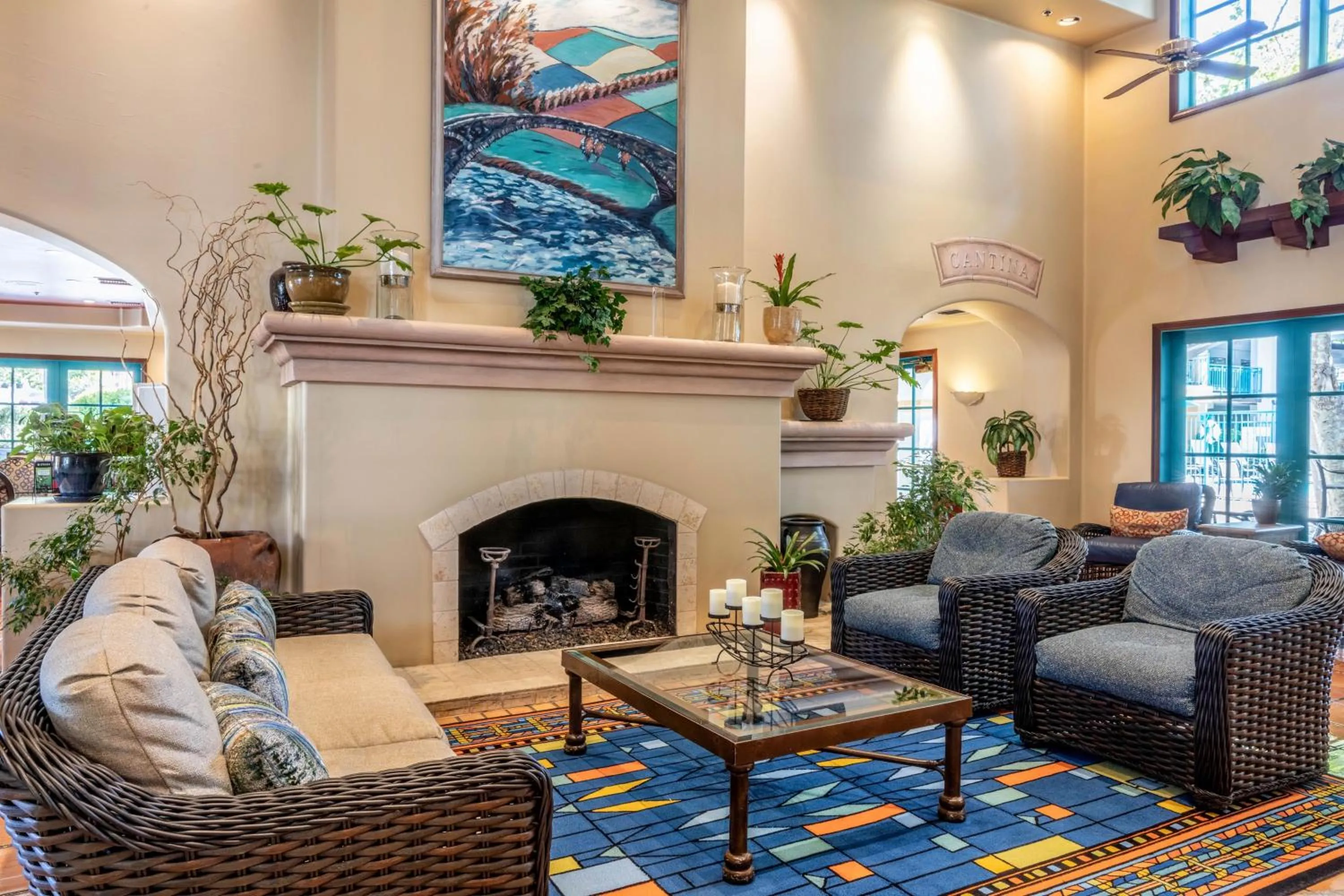 Communal lounge/ TV room in Quality Suites Downtown San Luis Obispo