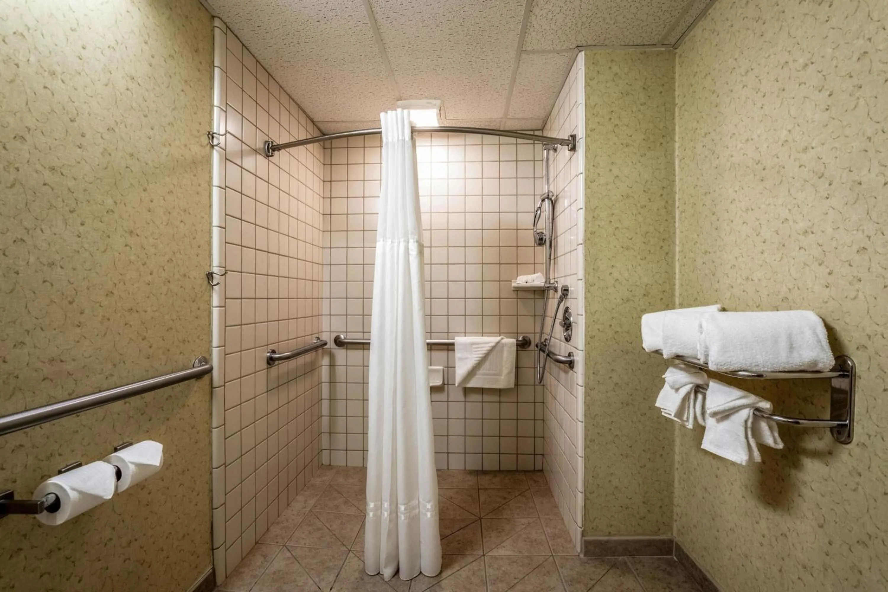 Shower in Quality Suites Downtown San Luis Obispo