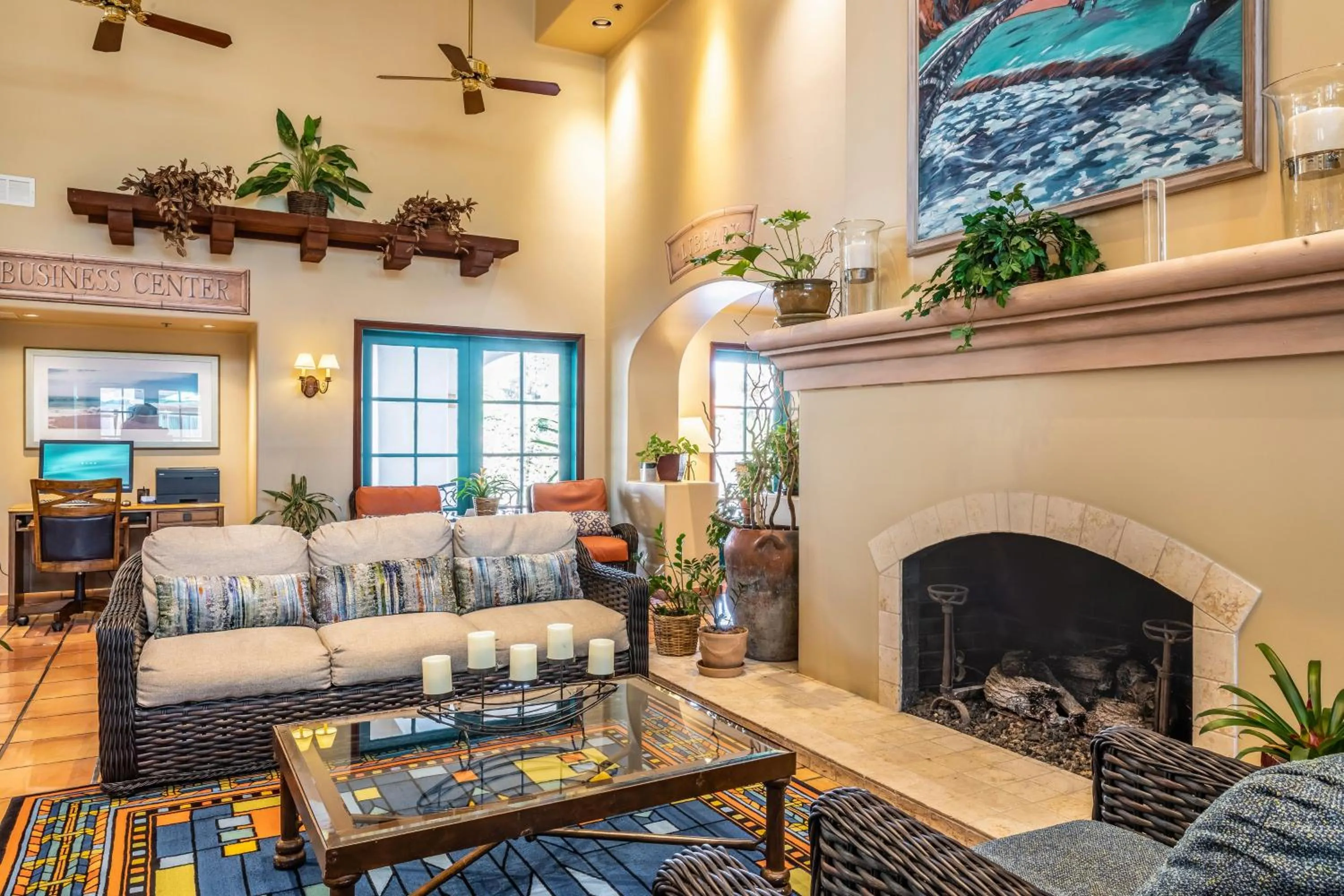 Communal lounge/ TV room in Quality Suites Downtown San Luis Obispo