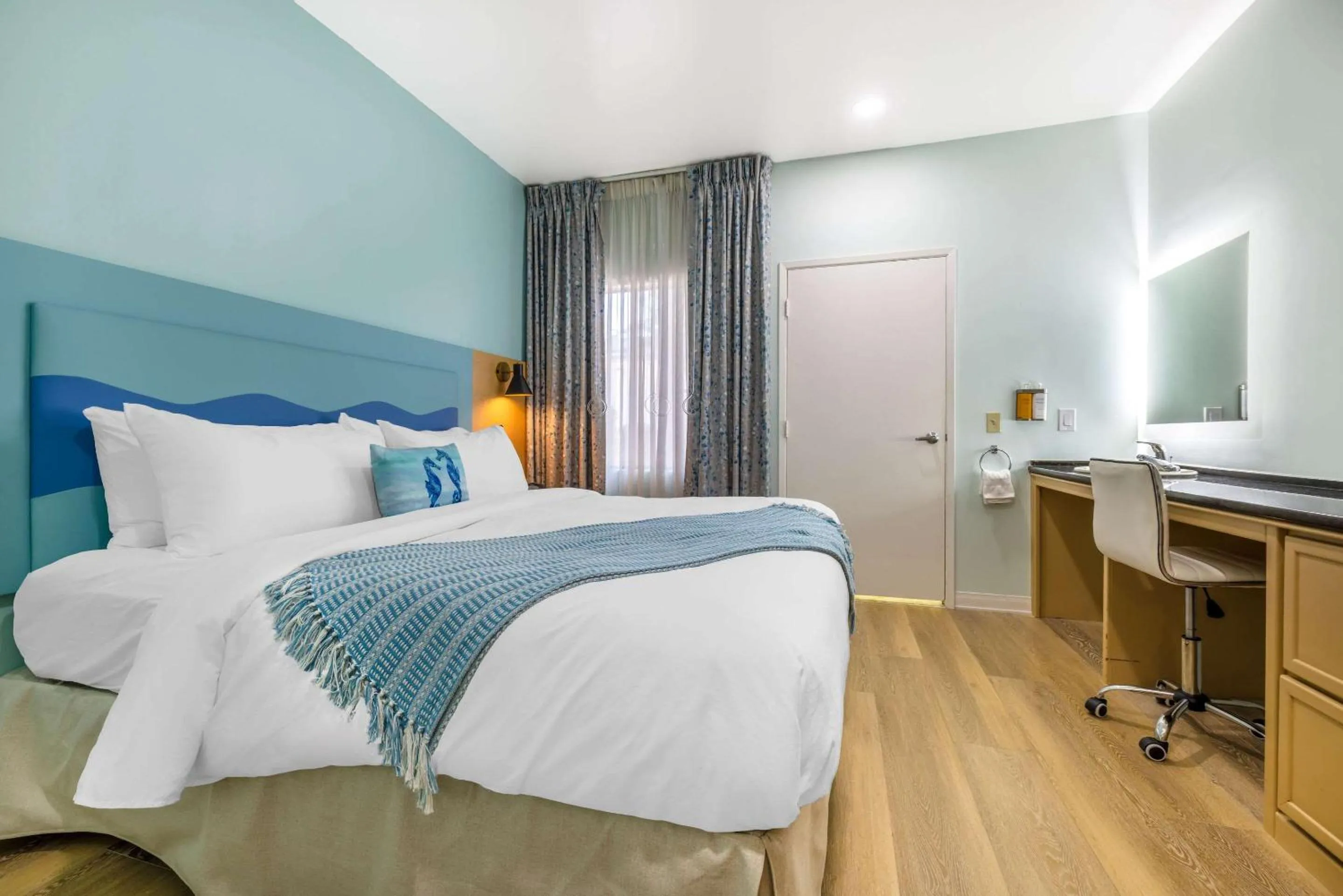 Bedroom, Bed in Quality Suites Downtown San Luis Obispo