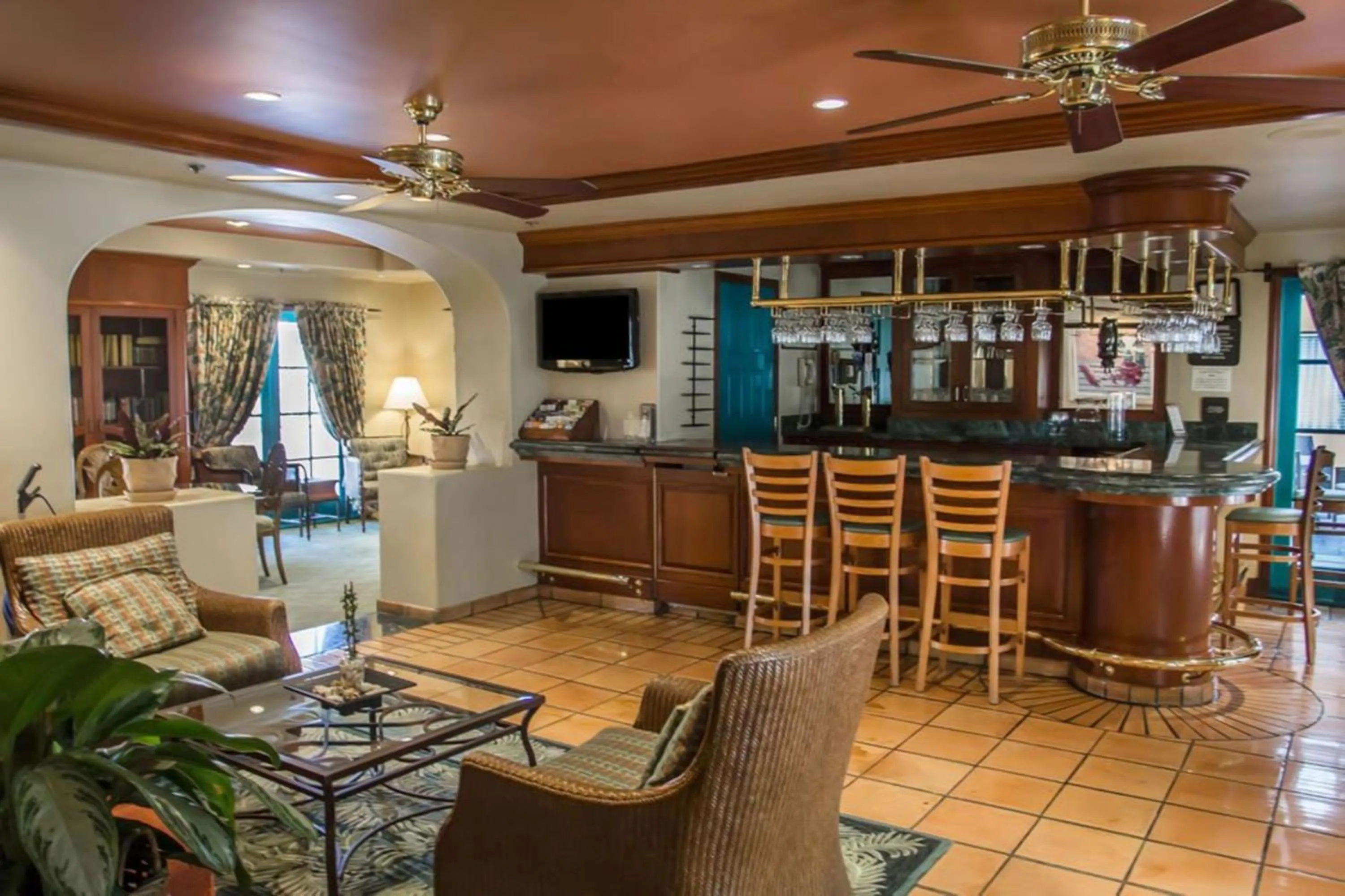 Lounge or bar in Quality Suites Downtown San Luis Obispo