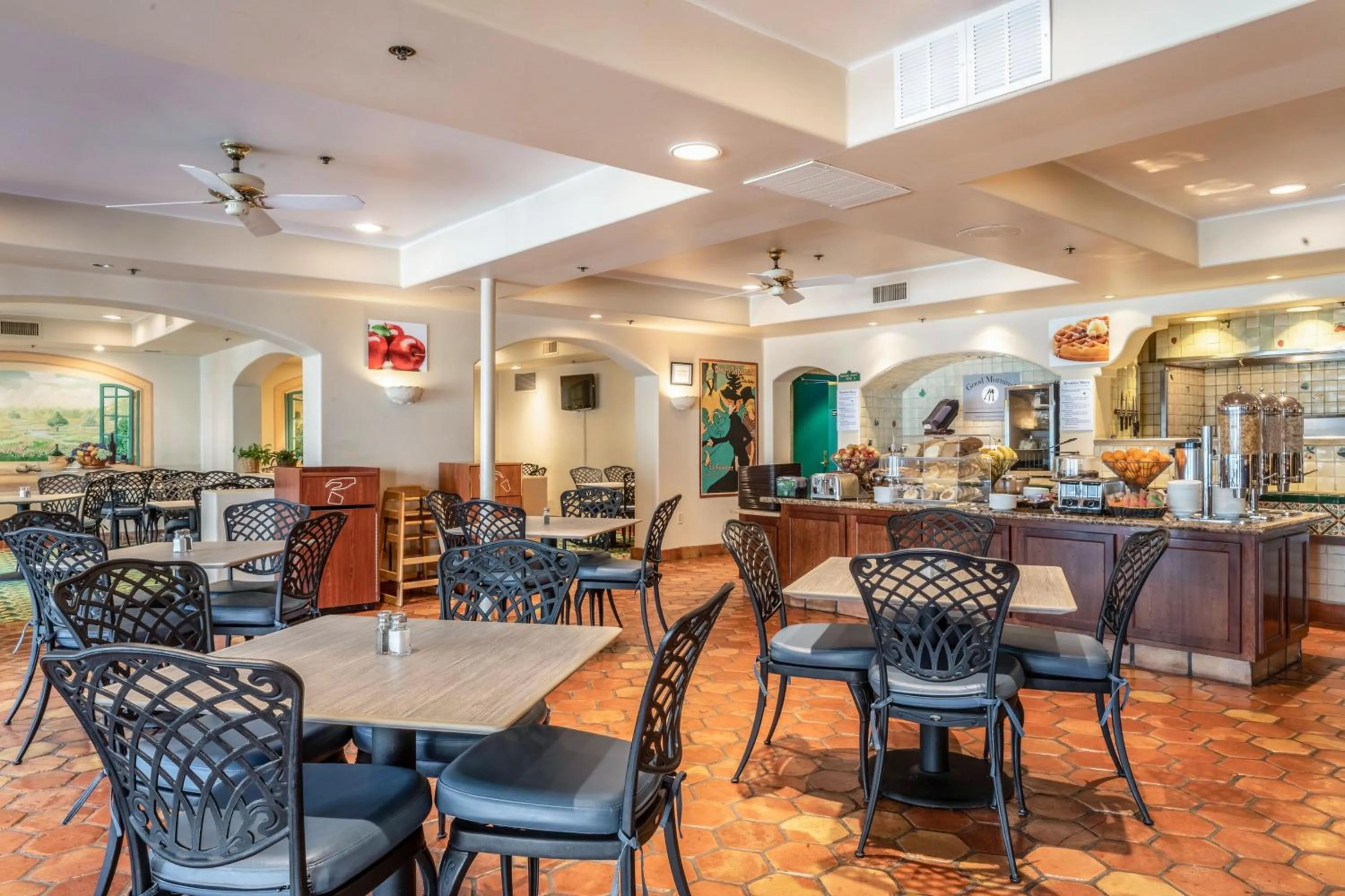 Dining area in Quality Suites Downtown San Luis Obispo