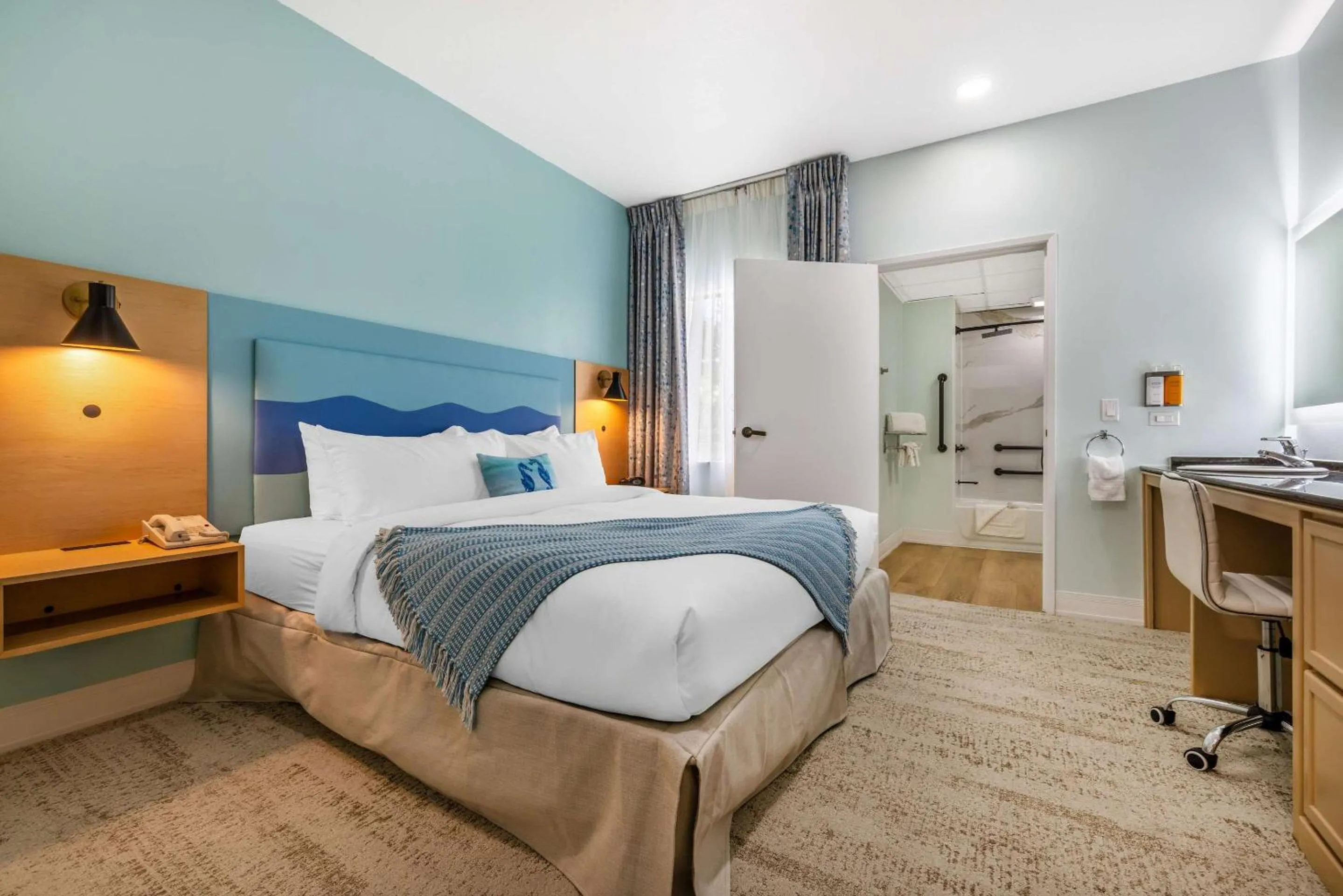 Bedroom, Bed in Quality Suites Downtown San Luis Obispo