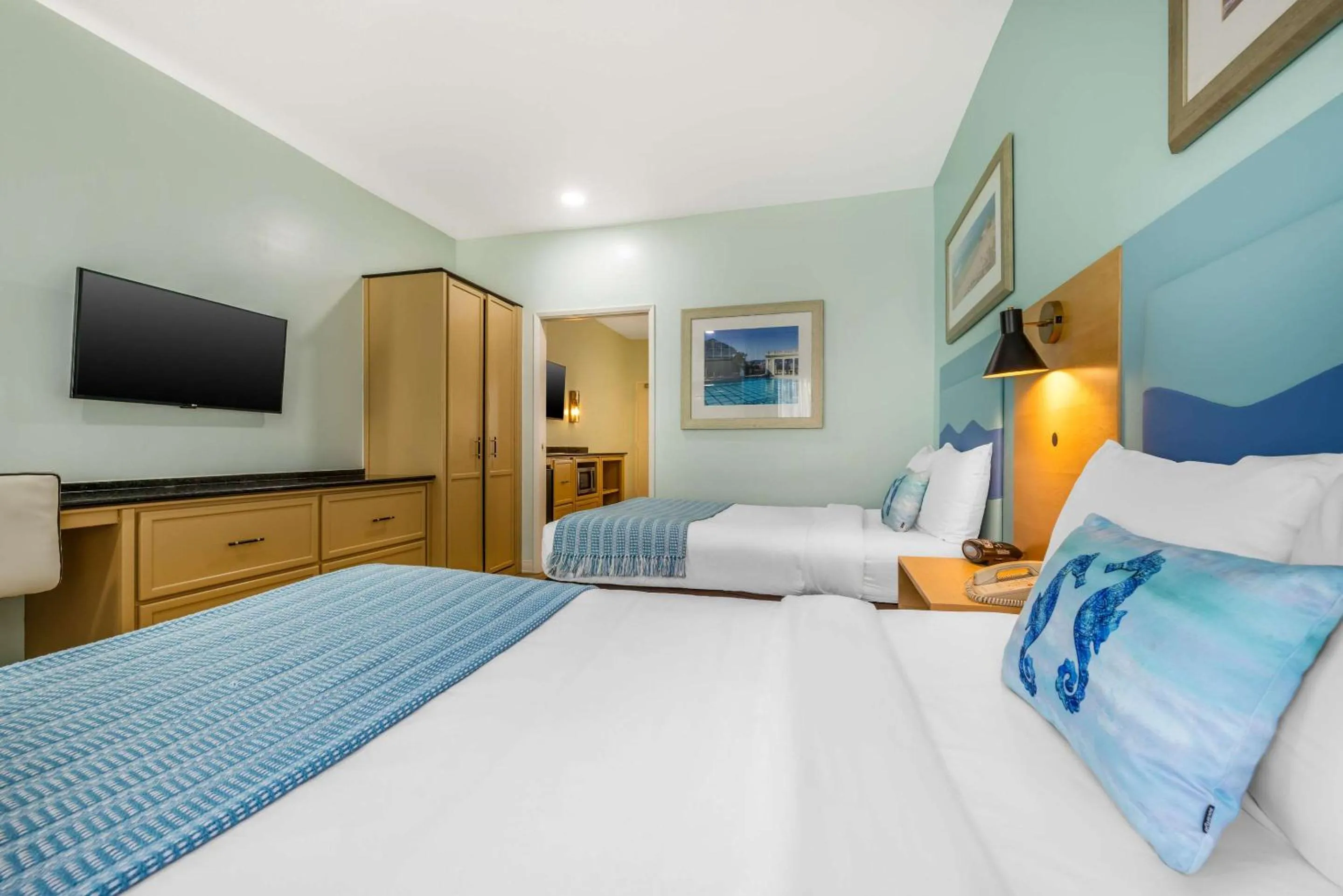 Bedroom, Bed in Quality Suites Downtown San Luis Obispo