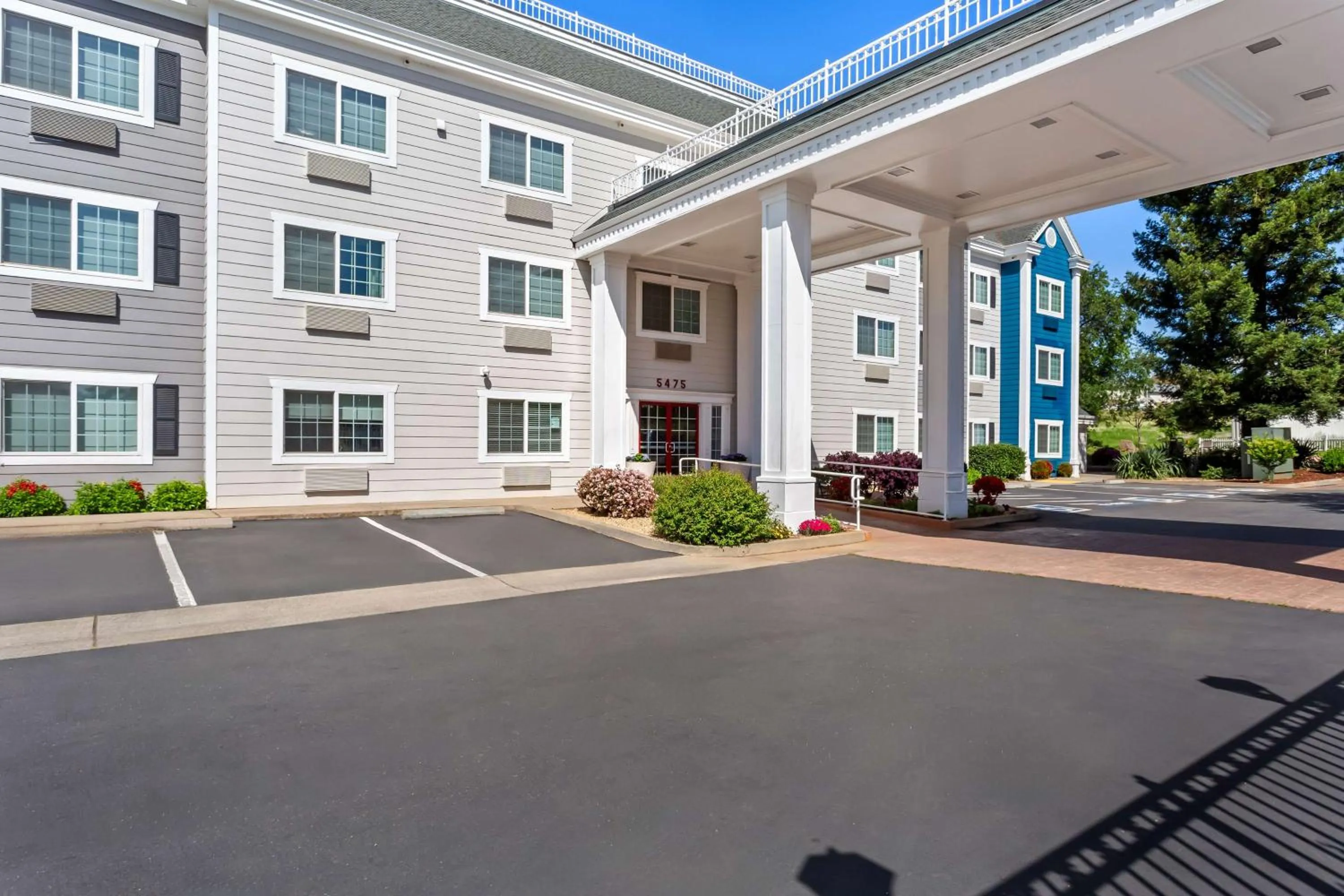 Property building in Best Western Paradise Hotel