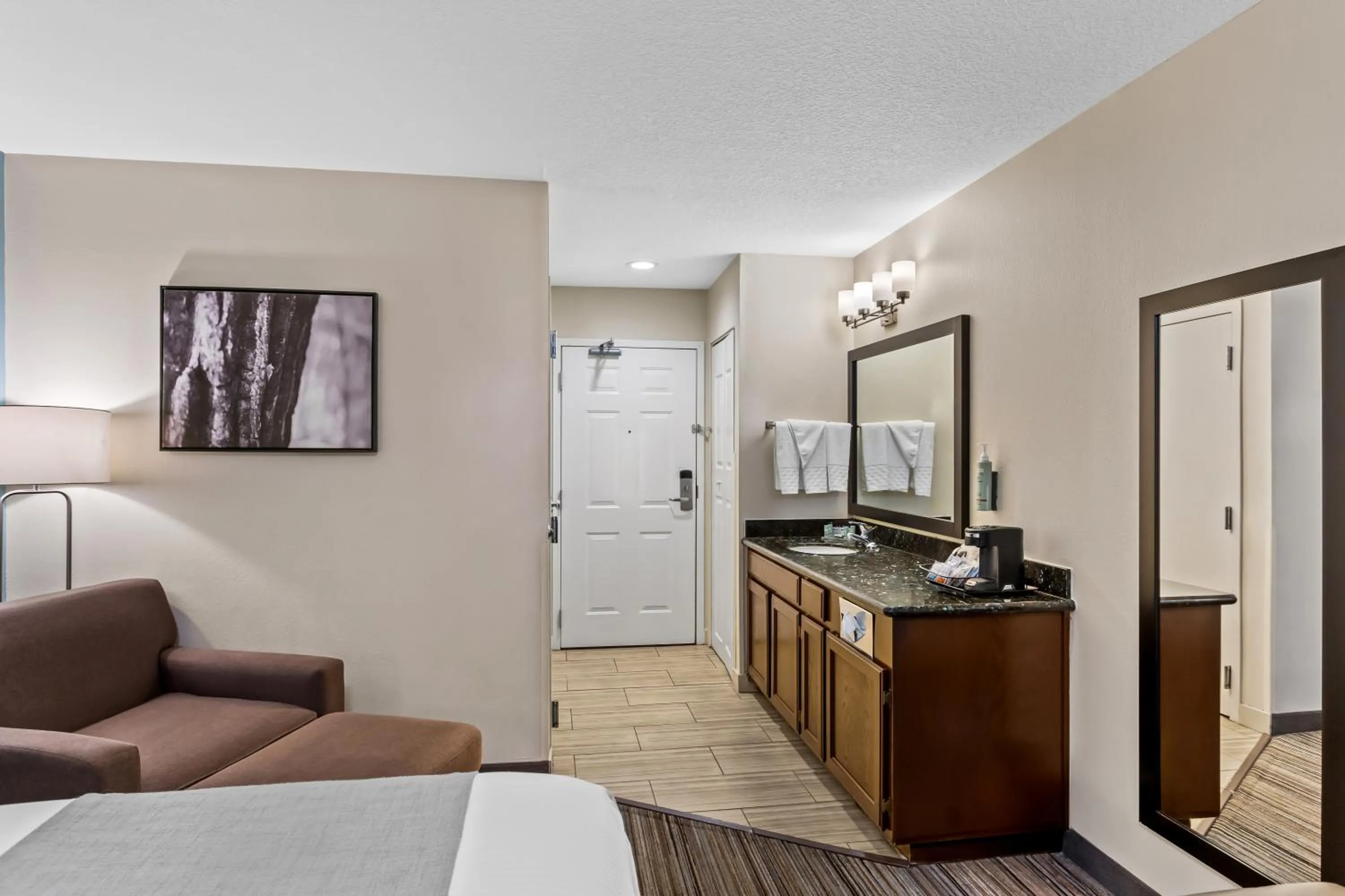 Seating area, Bed in Best Western Paradise Hotel