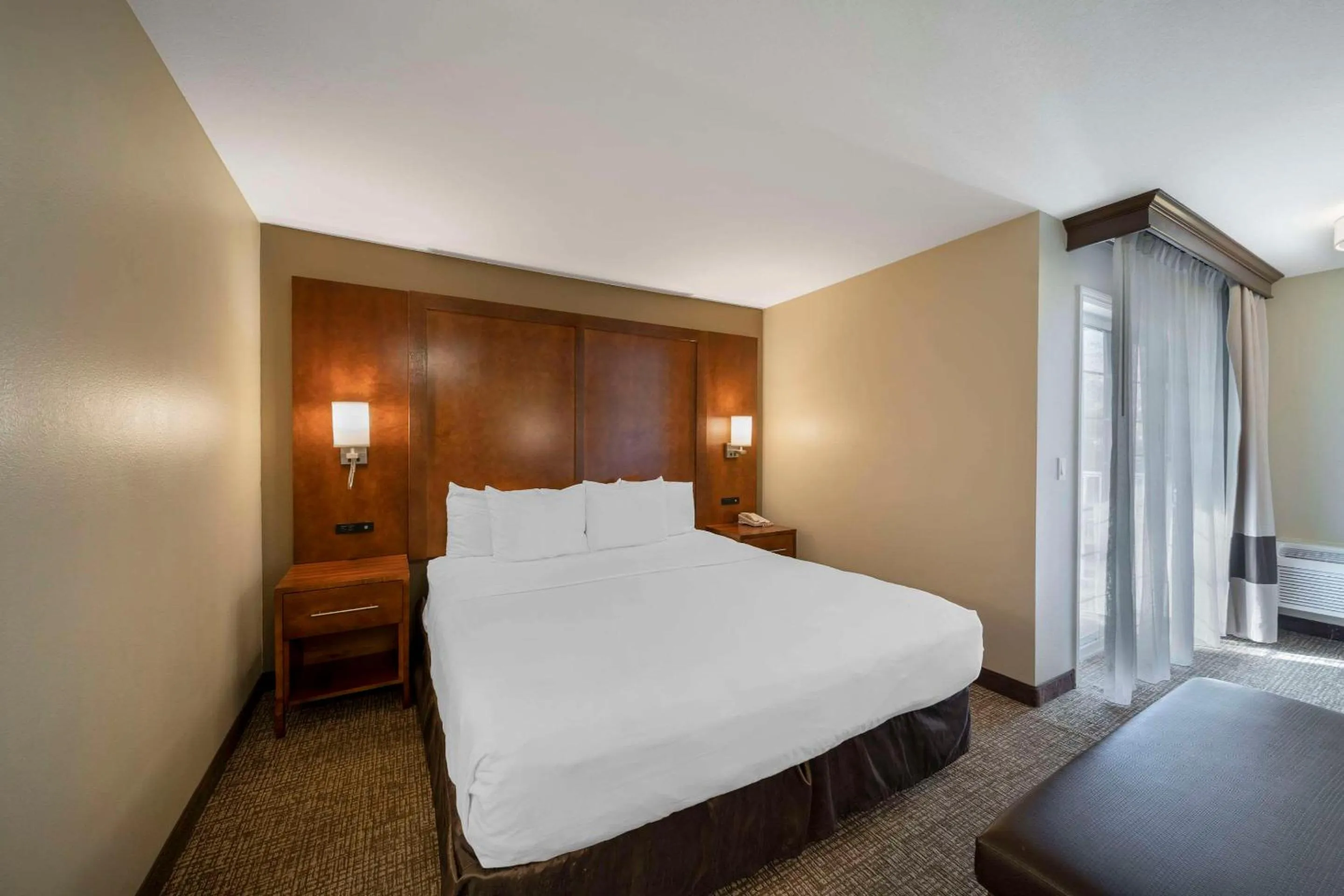 Bedroom, Bed in Comfort Suites Red Bluff near I-5