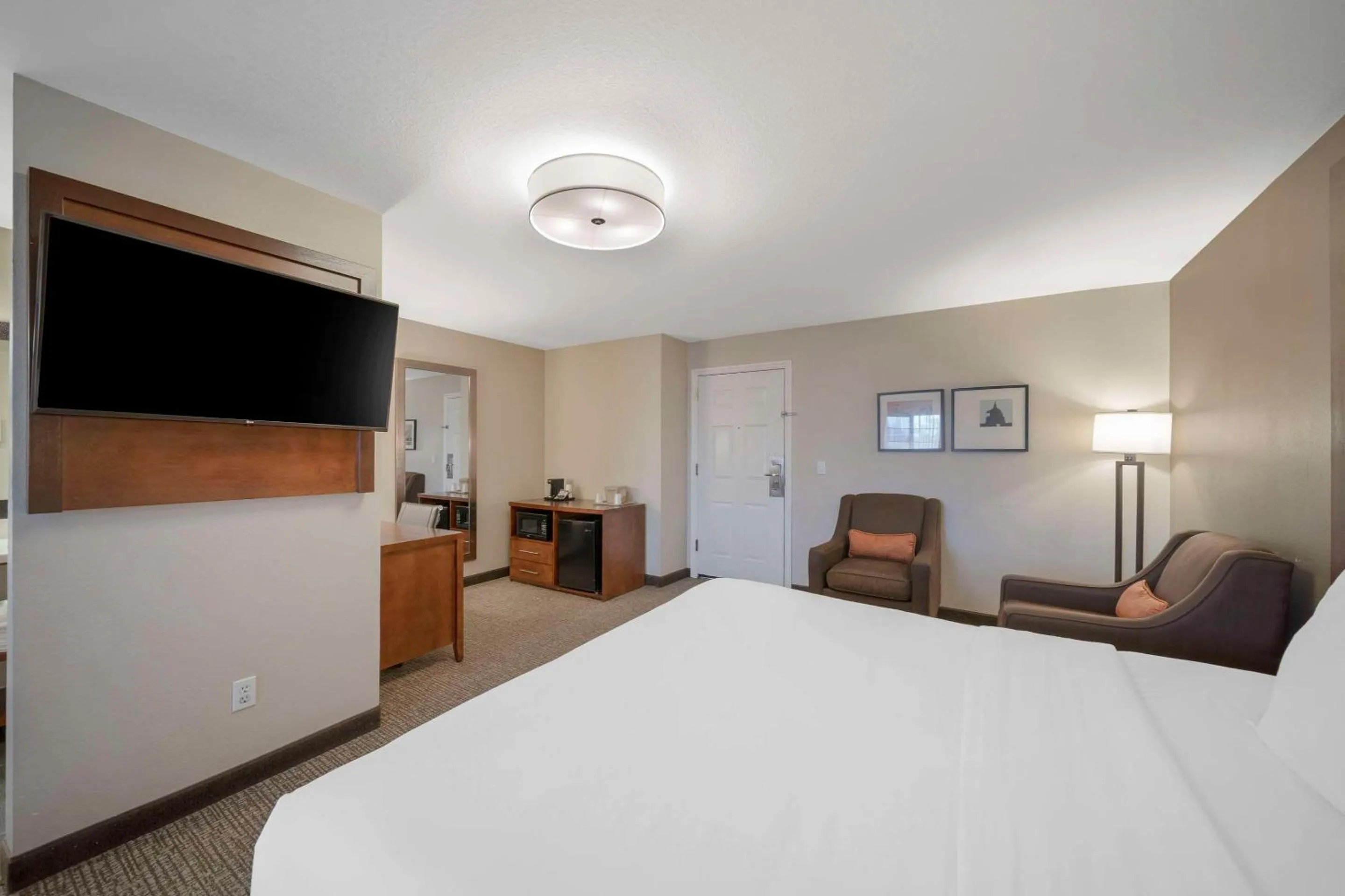 Bedroom, Bed in Comfort Suites Red Bluff near I-5