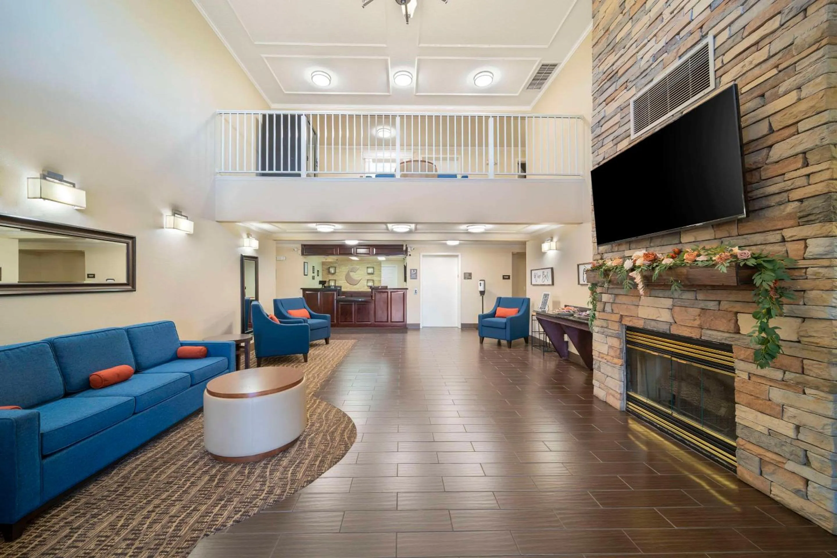 Lobby or reception in Comfort Suites Red Bluff near I-5