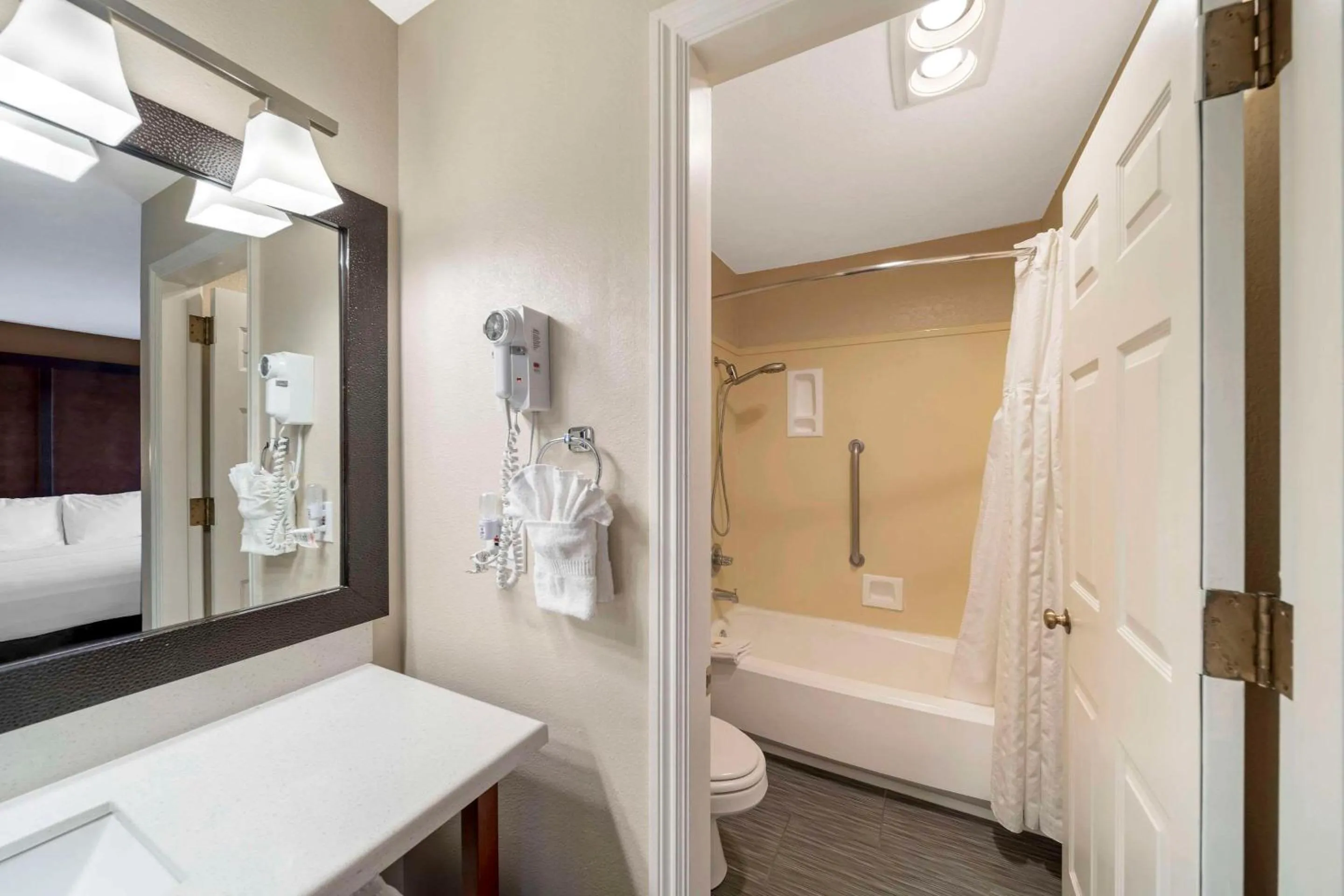 Bedroom, Bed in Comfort Suites Red Bluff near I-5