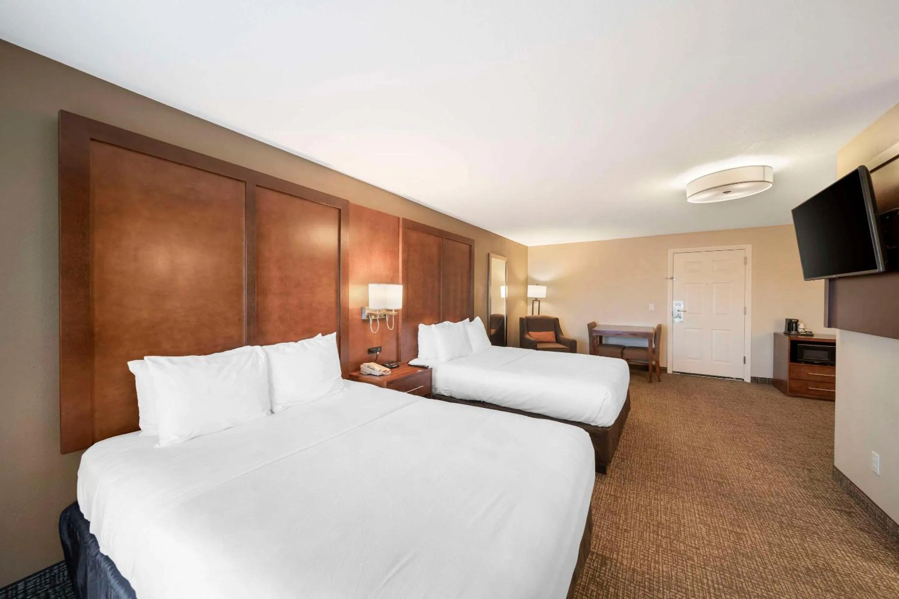 Bedroom, Bed in Comfort Suites Red Bluff near I-5