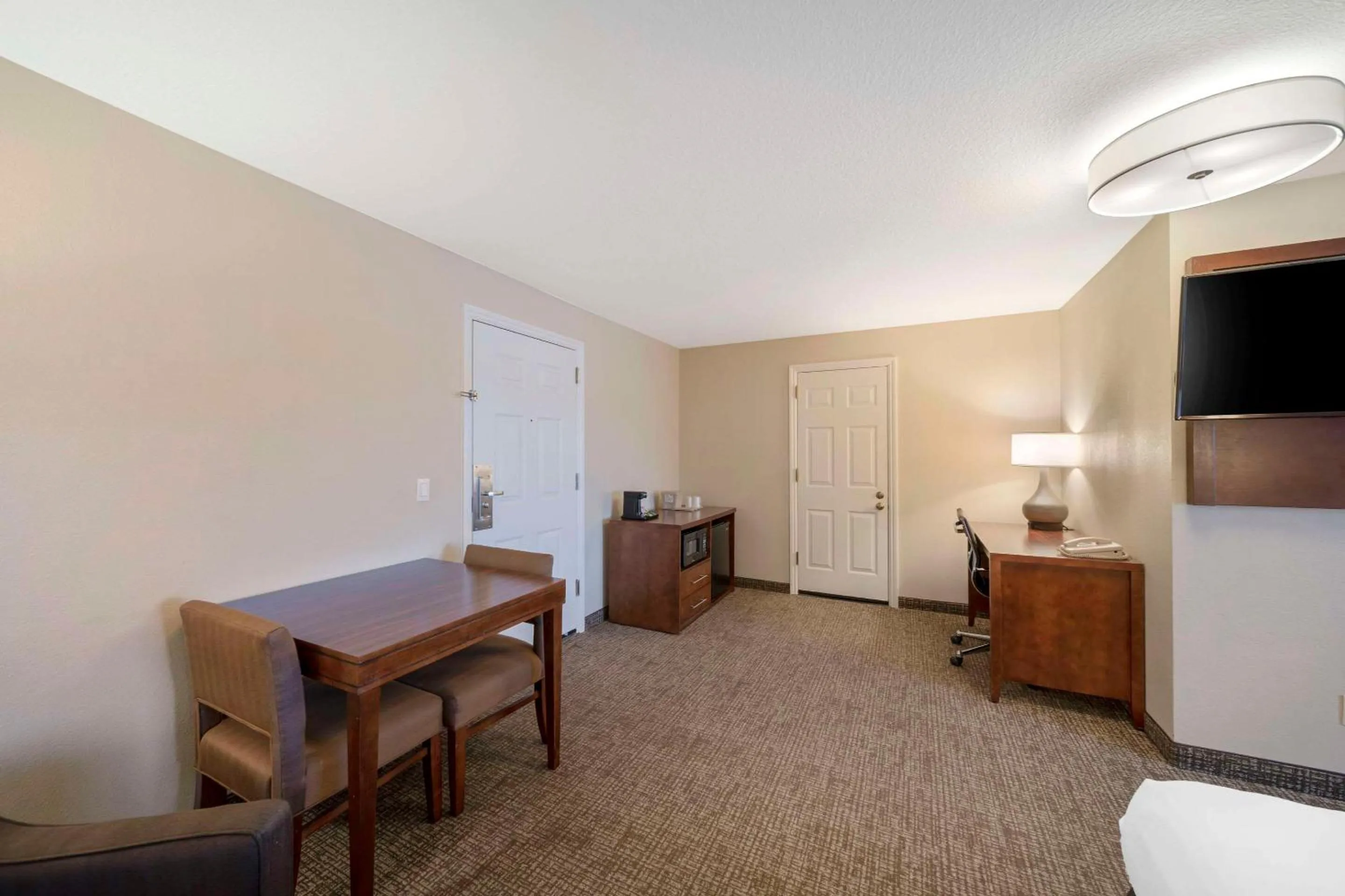 Bedroom in Comfort Suites Red Bluff near I-5